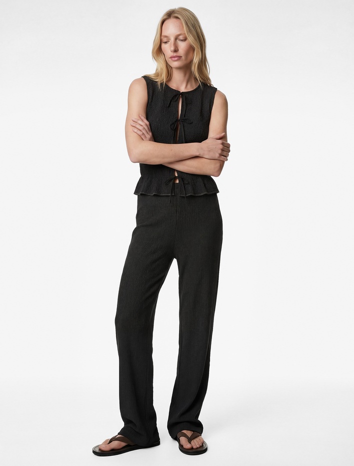  Bürümcük Kumaş Bisiklet Yaka Önden Bağlamalı Fiyonk Detaylı Kolsuz Bluz