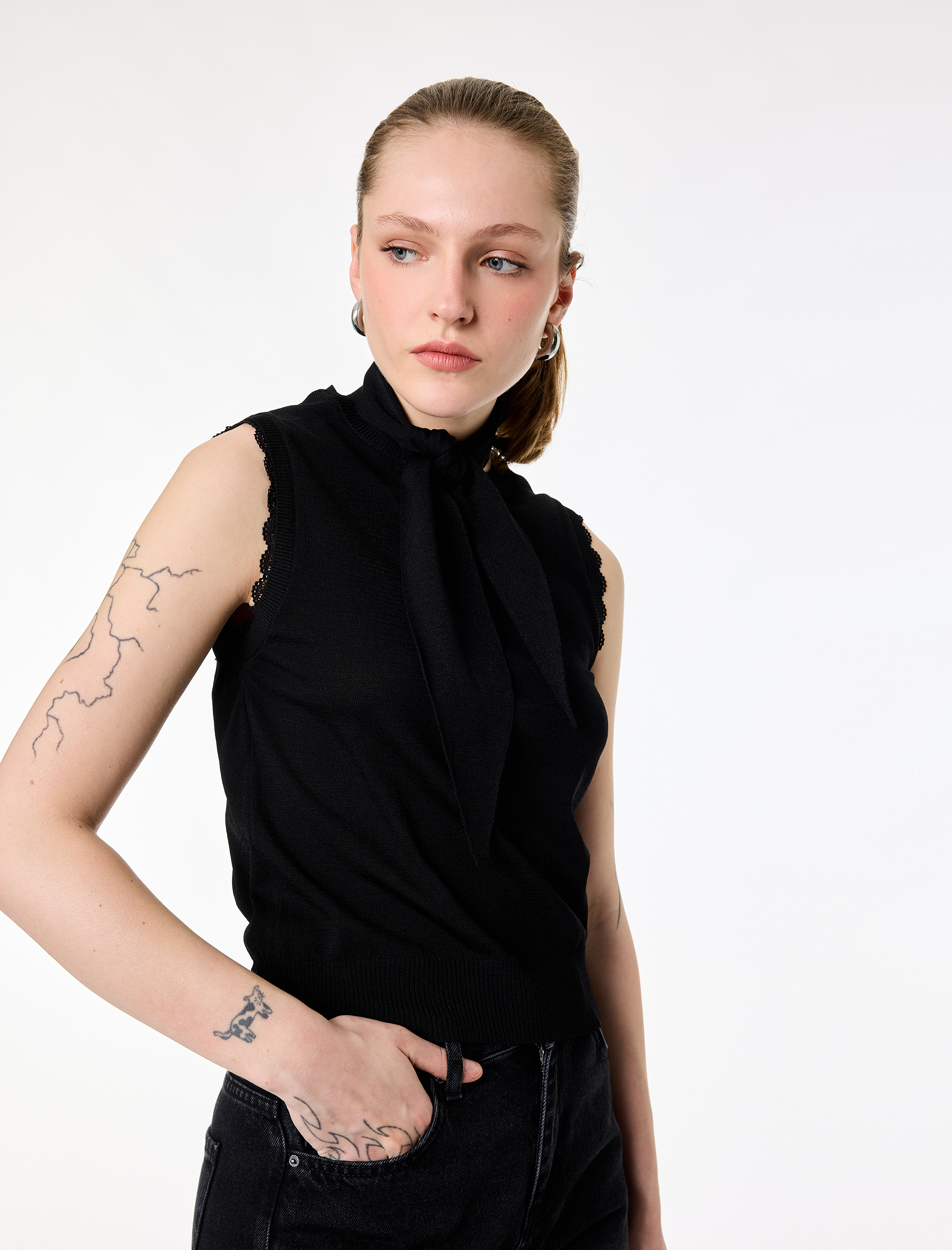   Dantel Detaylı Bisiklet Yaka Kolsuz Triko Bluz