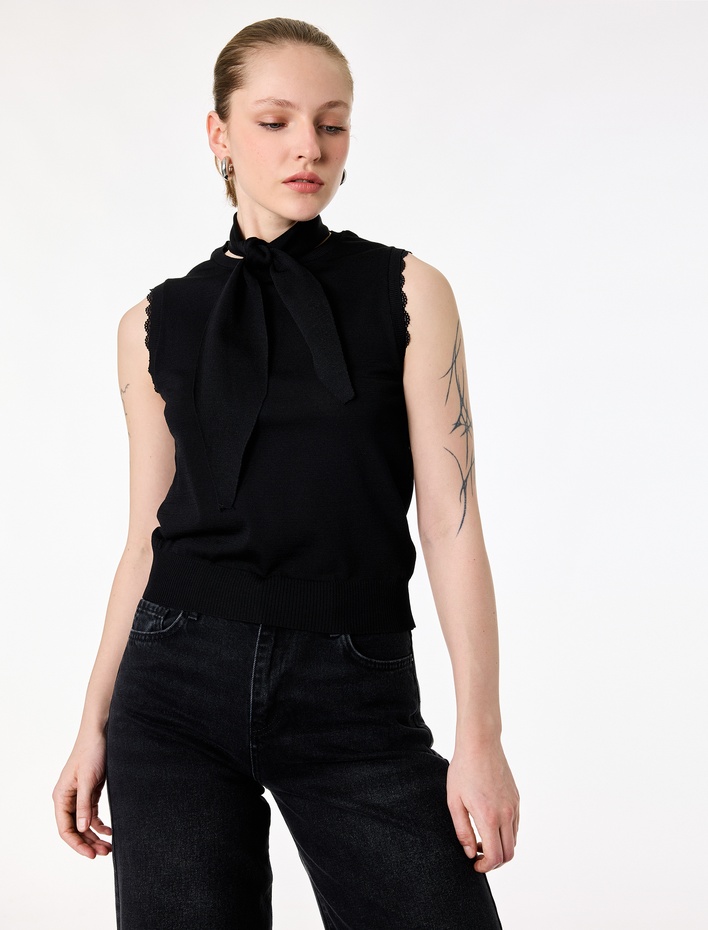  Dantel Detaylı Bisiklet Yaka Kolsuz Triko Bluz