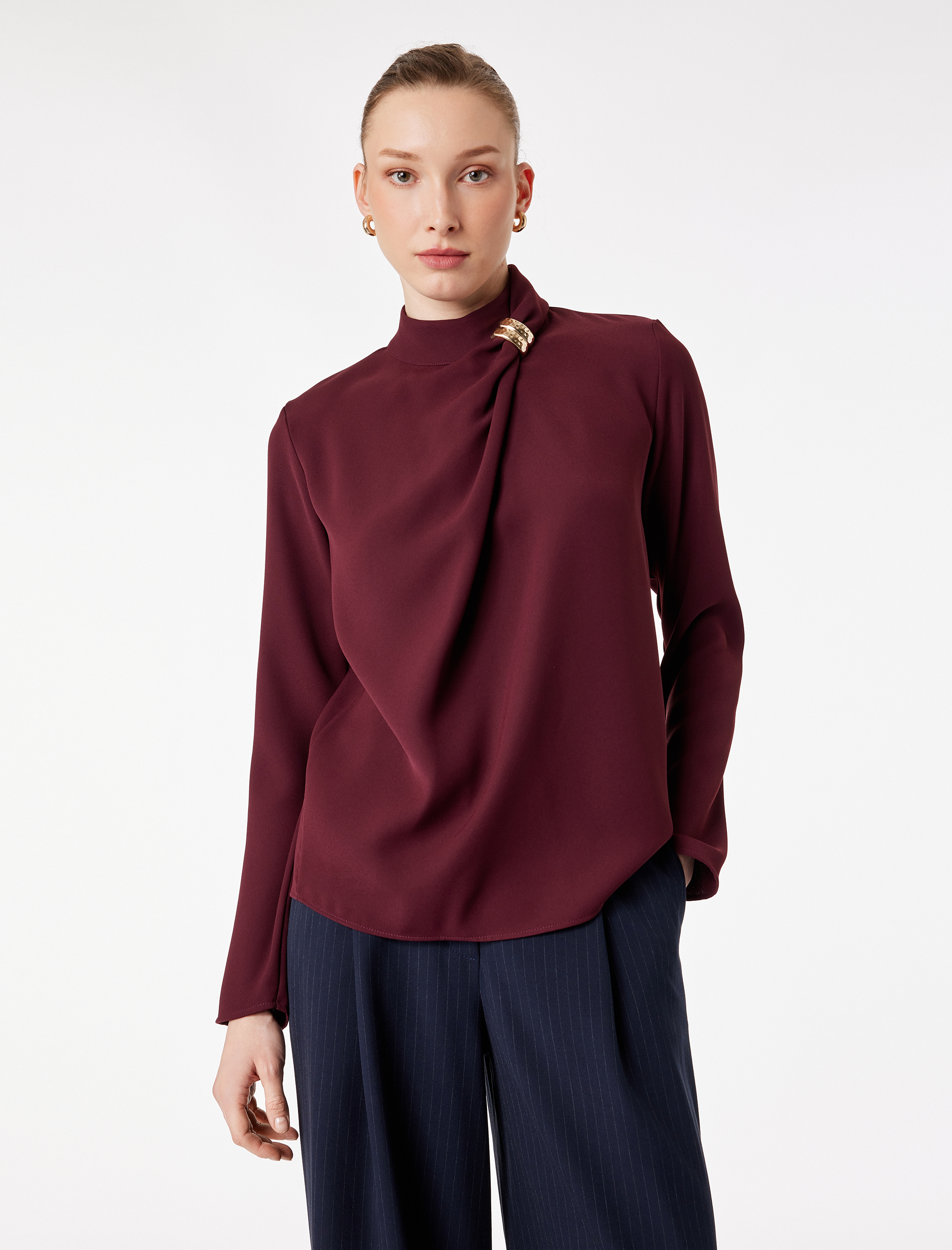   Metal Aksesuarlı Asimetrik Yaka Uzun Kollu Bluz