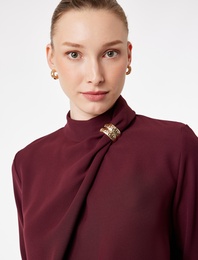 Metal Aksesuarlı Asimetrik Yaka Uzun Kollu Bluz