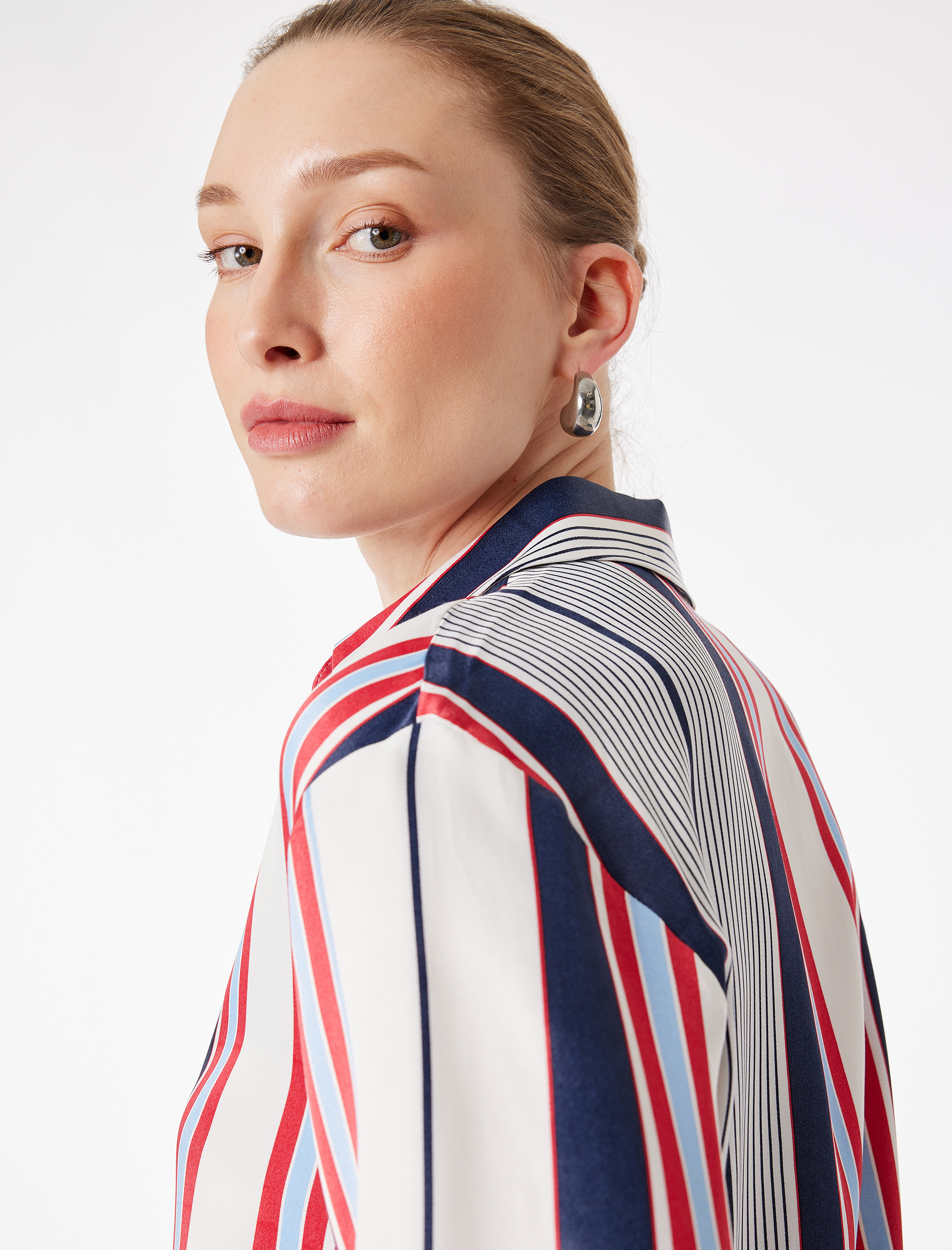   Klasik Yaka Düğmeli Uzun Kollu Gömlek