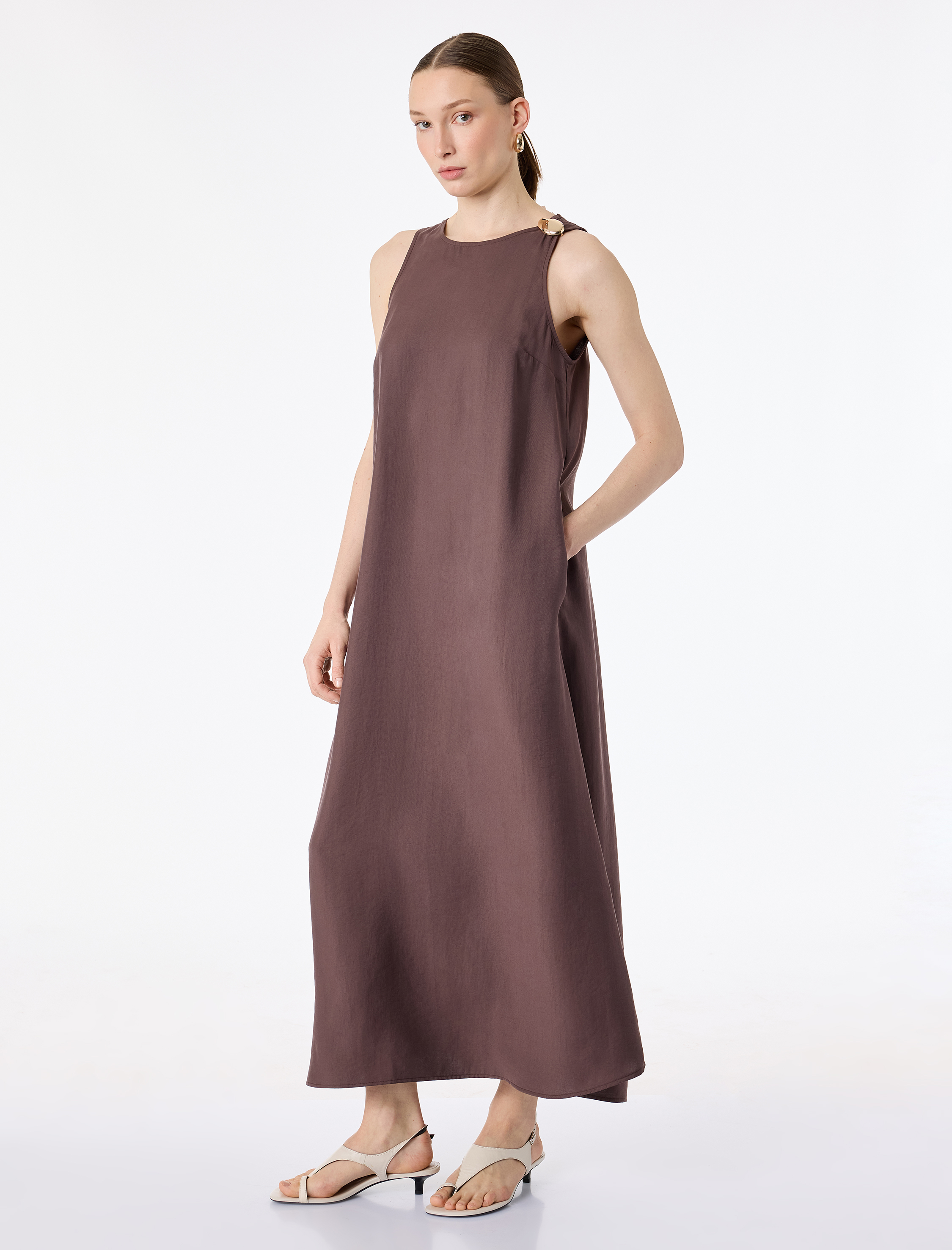   Modal Kumaş Bol Kalıp Metal Aksesuarlı Kolsuz Bisiklet Yaka Uzun Kloş Elbise