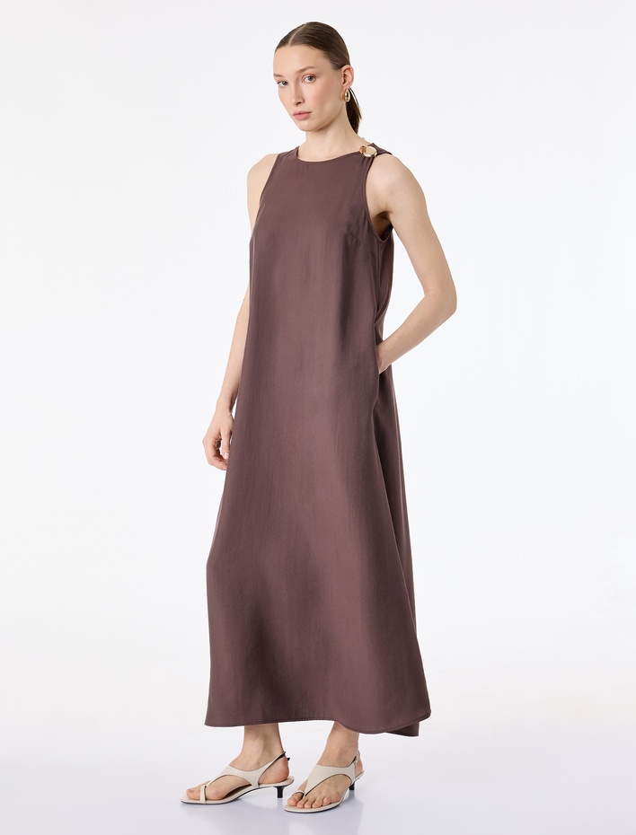  Modal Kumaş Bol Kalıp Metal Aksesuarlı Kolsuz Bisiklet Yaka Uzun Kloş Elbise