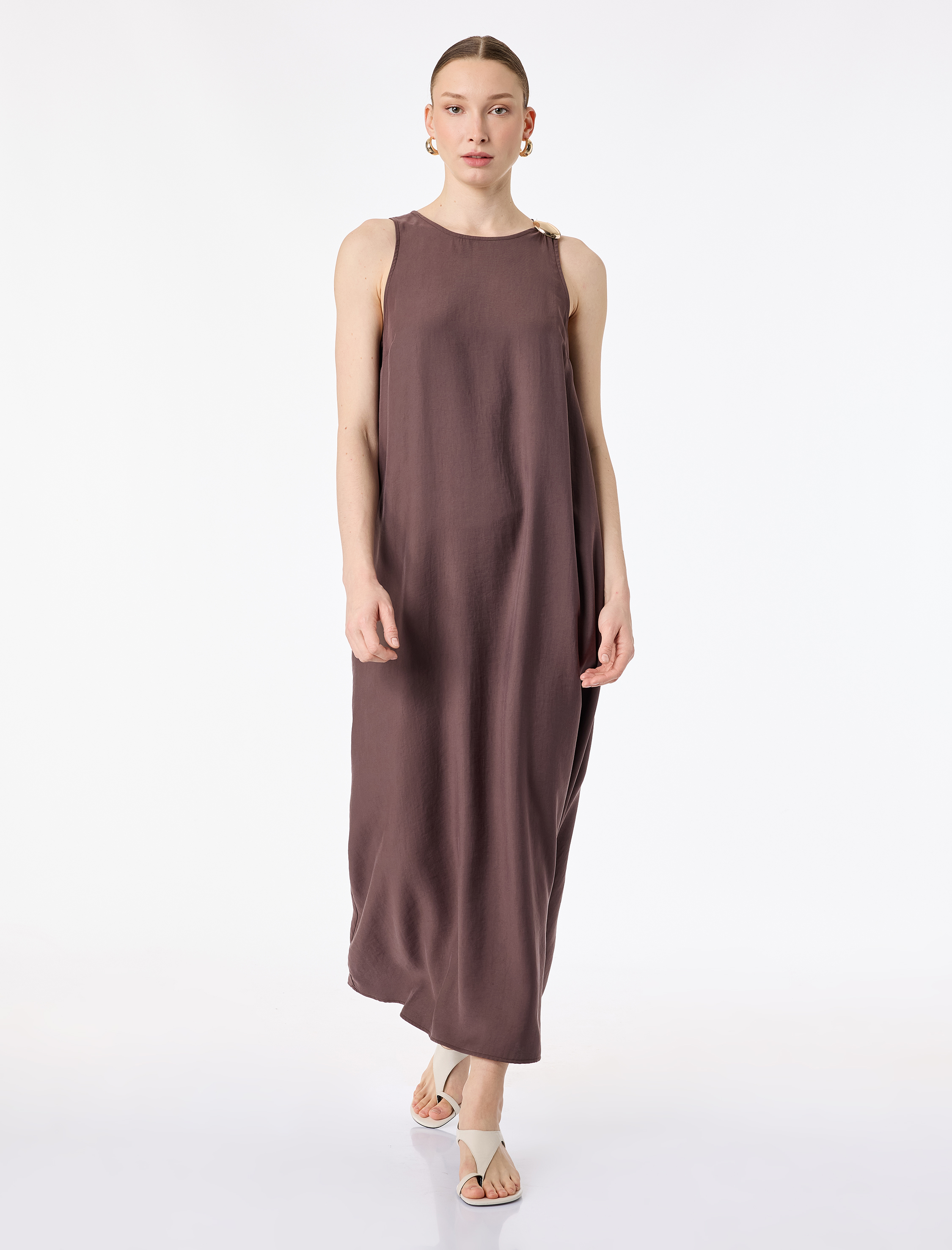   Modal Kumaş Bol Kalıp Metal Aksesuarlı Kolsuz Bisiklet Yaka Uzun Kloş Elbise