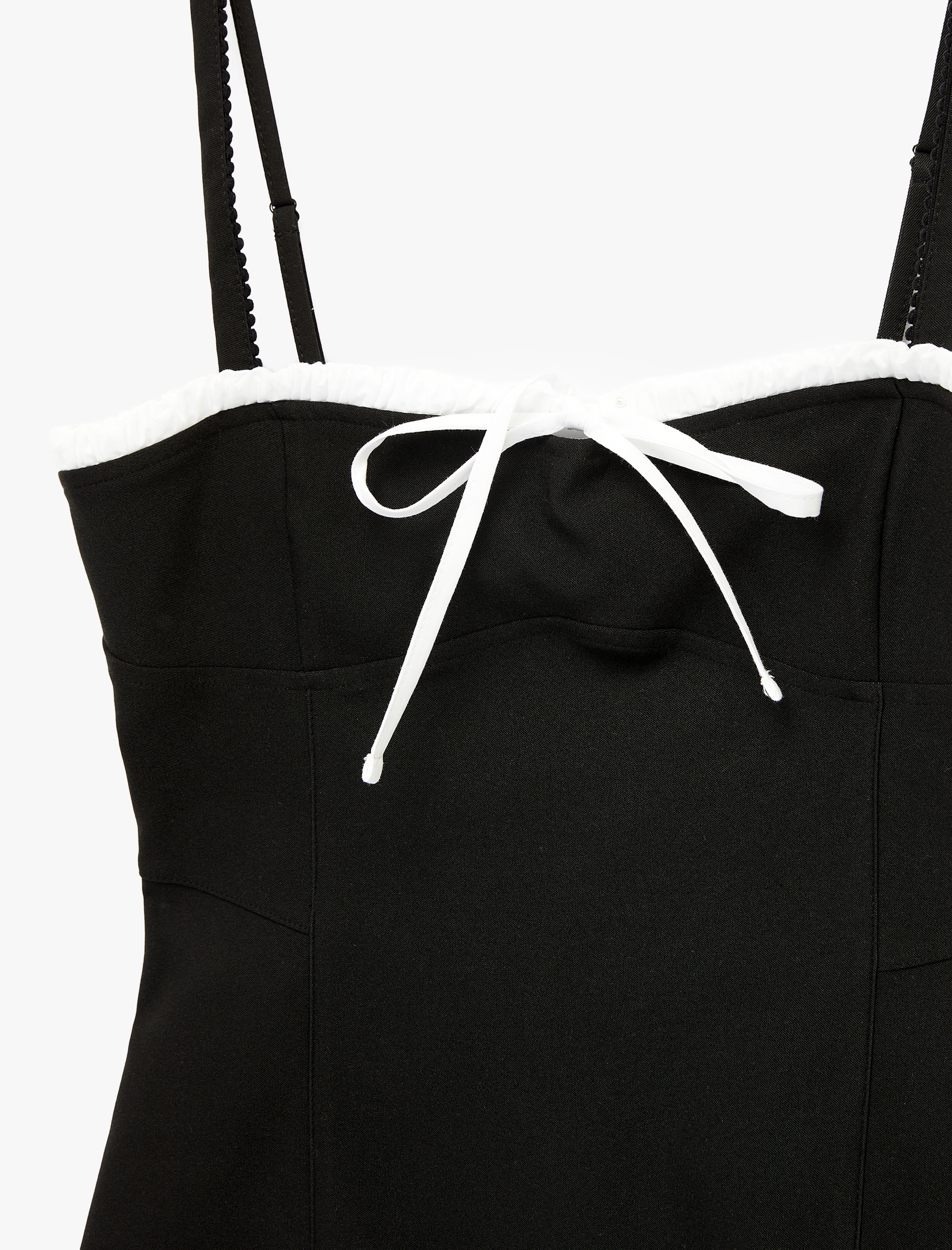   Kalp Yaka Kolsuz Bağcıklı Fiyonklu Bodycon Mini Elbise