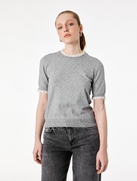 Koyun Yünü Karışımlı Kısa Kollu Dantel Detaylı Bisiklet Yaka Triko Kazak