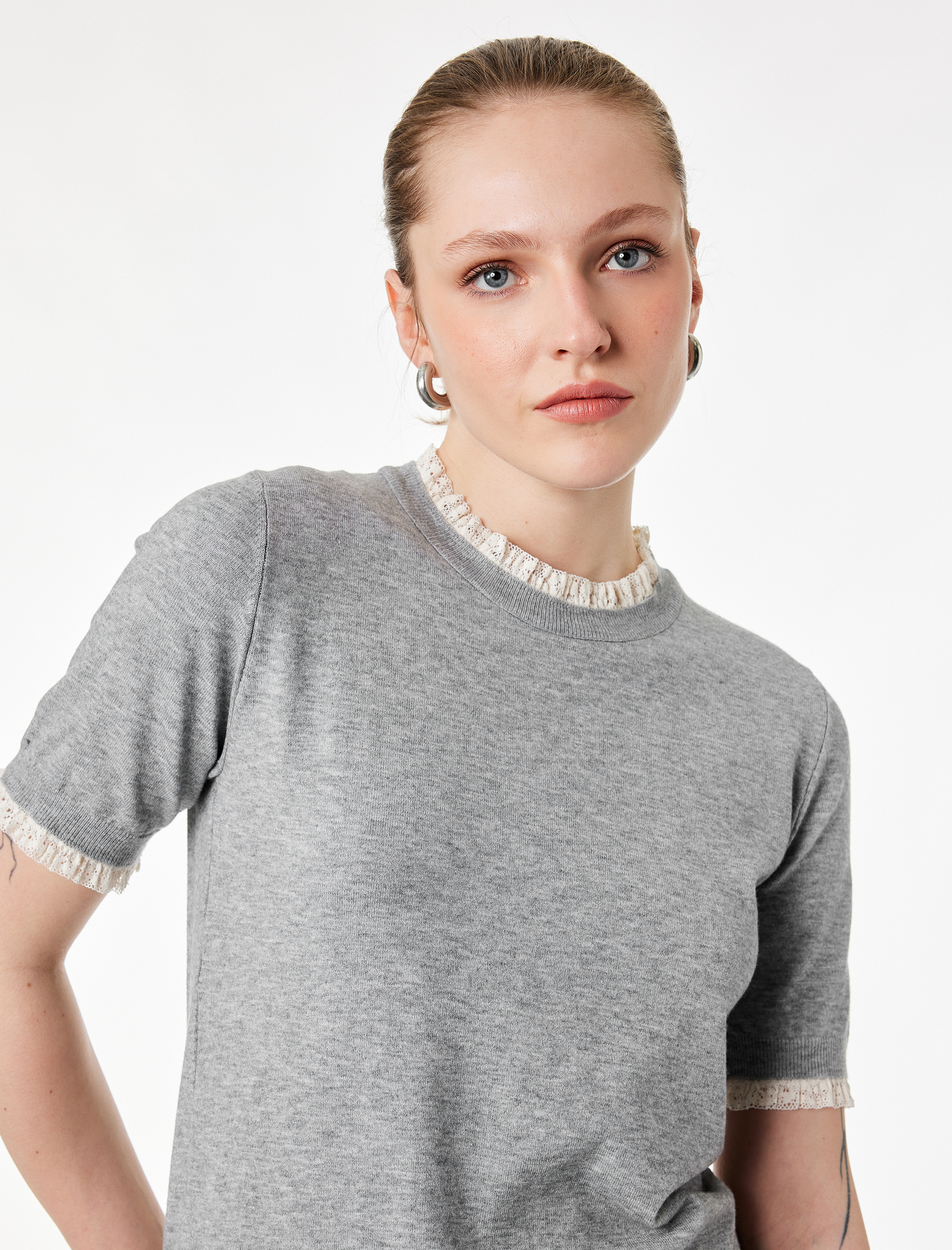   Koyun Yünü Karışımlı Kısa Kollu Dantel Detaylı Bisiklet Yaka Triko Kazak