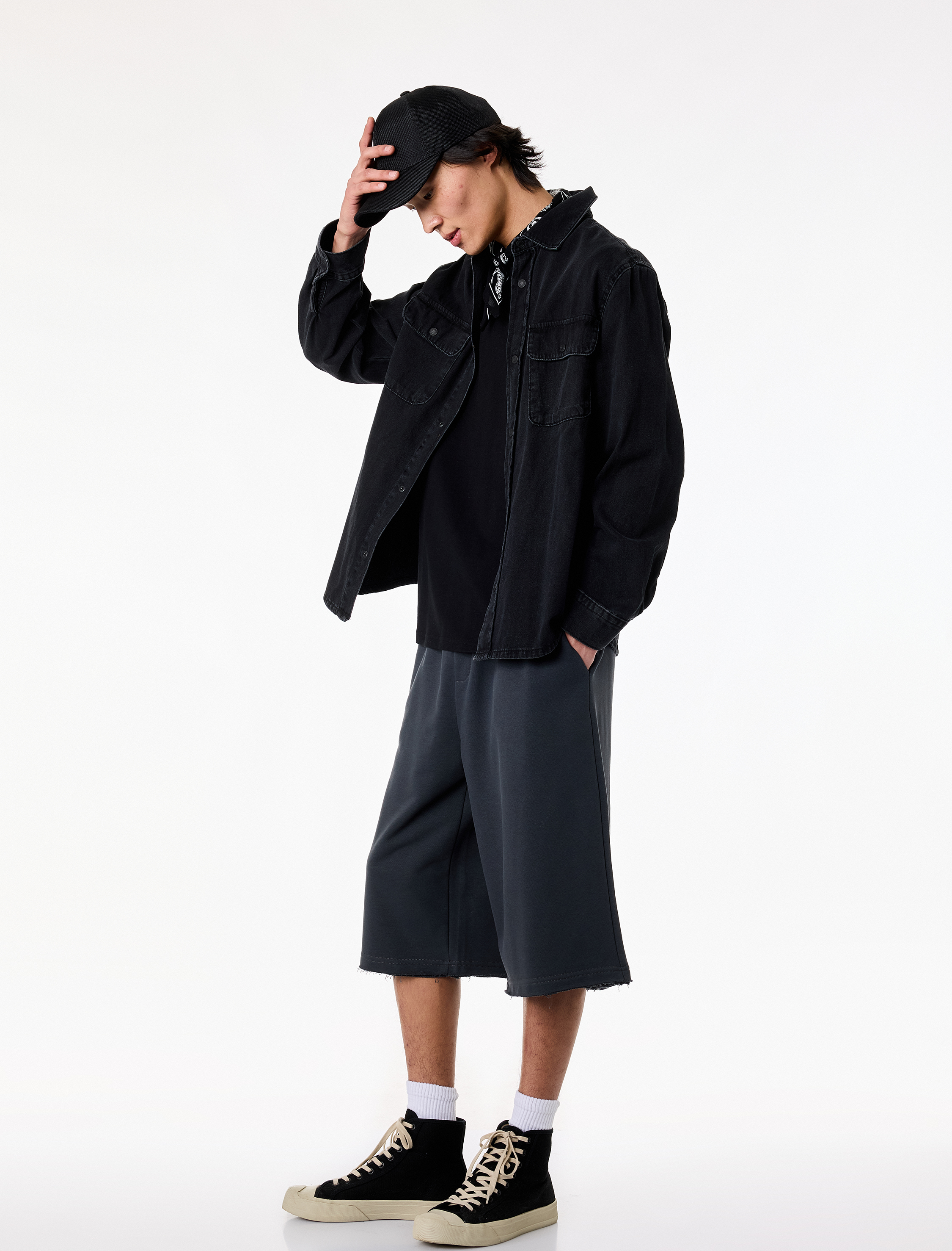   Rahat Kalıp Cepli Üç İplik Pamuklu Beli Bağcıklı Kapri Şort