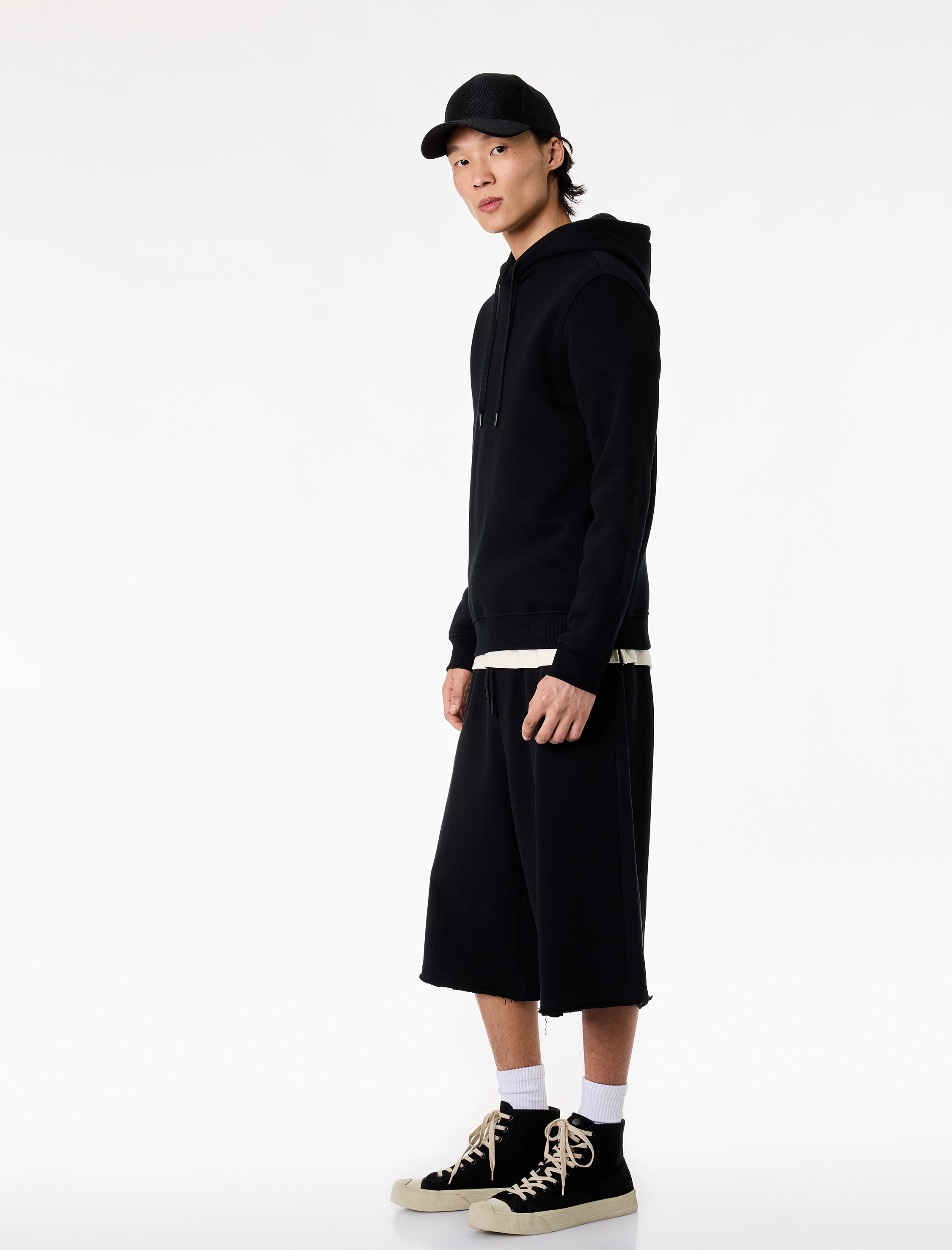   Rahat Kalıp Cepli Üç İplik Pamuklu Beli Bağcıklı Kapri Şort