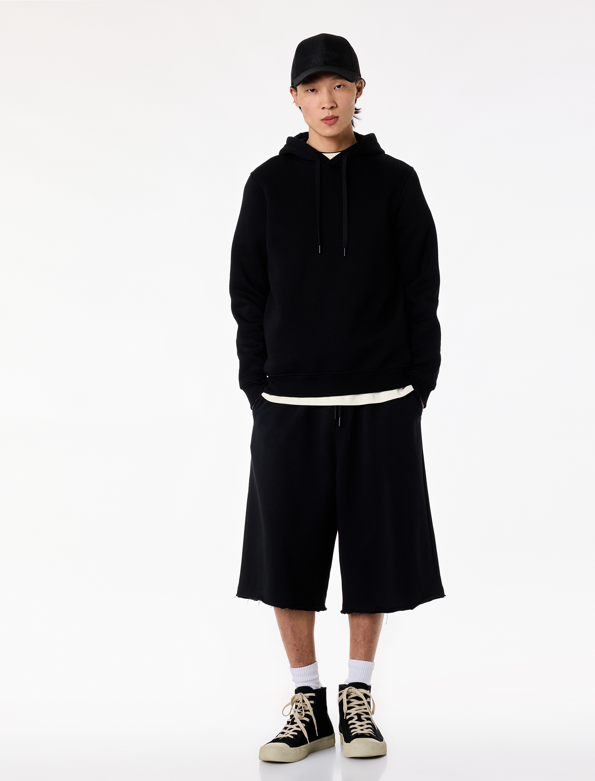   Rahat Kalıp Cepli Üç İplik Pamuklu Beli Bağcıklı Kapri Şort