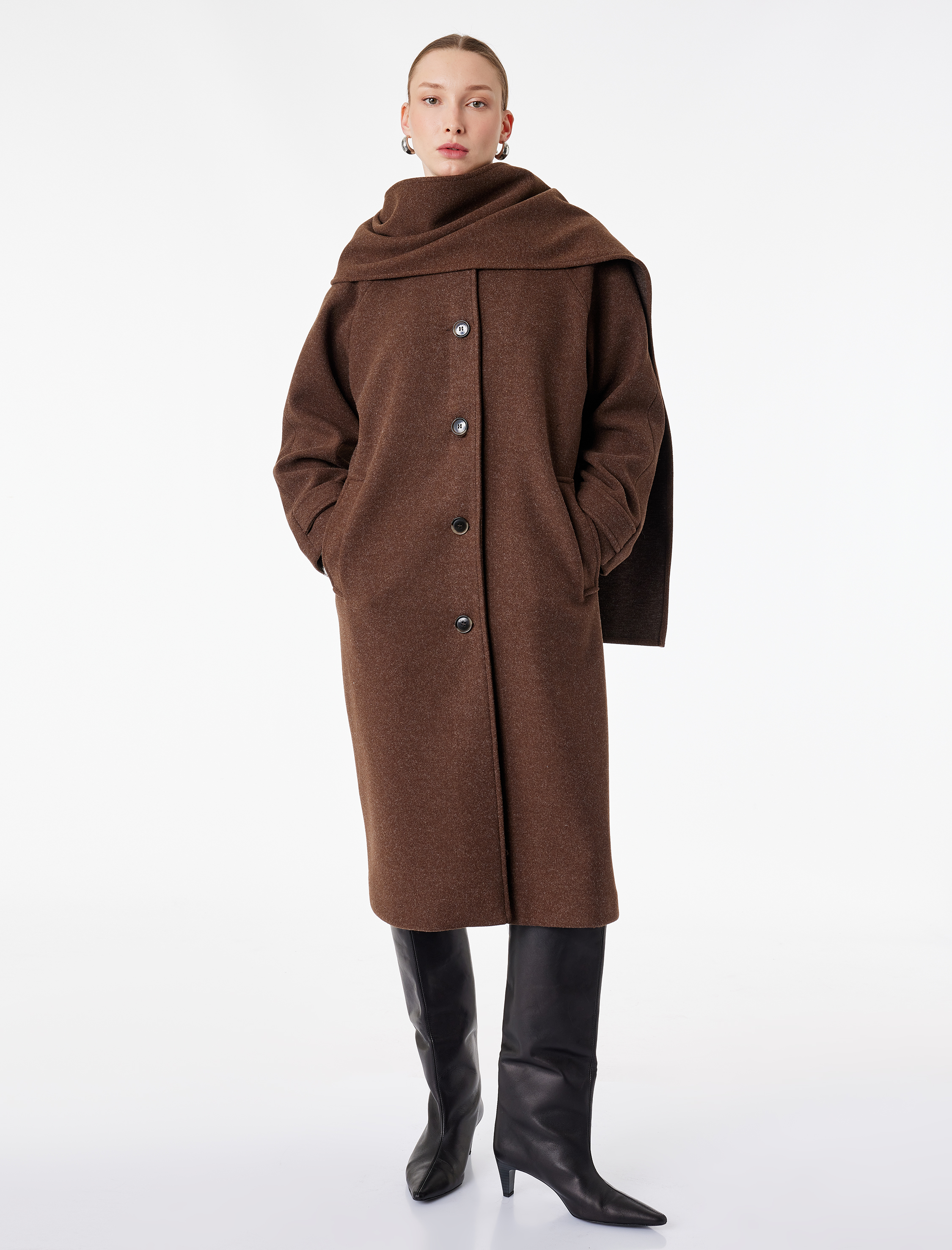   Uzun Kollu Cepli Düğmeli Atkılı Kaşe Kaban