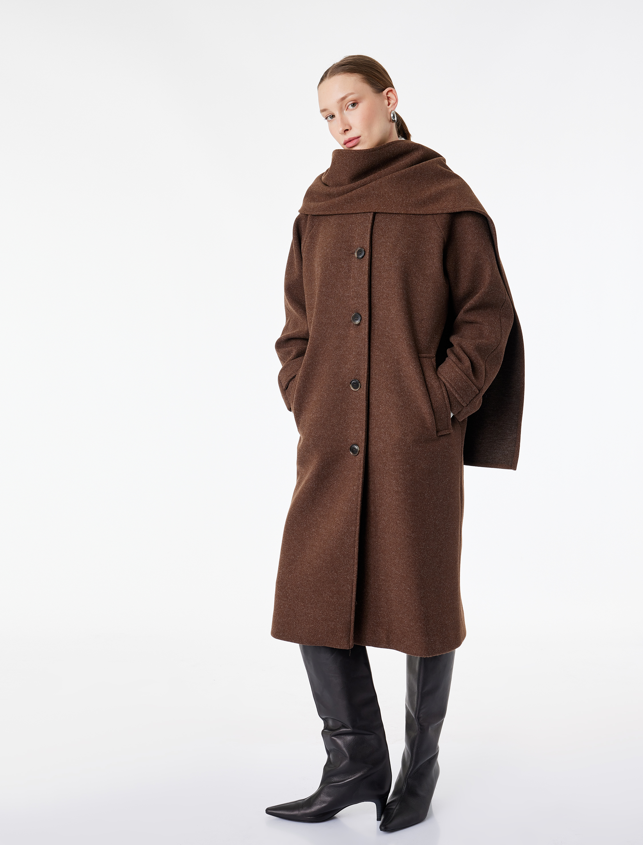   Uzun Kollu Cepli Düğmeli Atkılı Kaşe Kaban