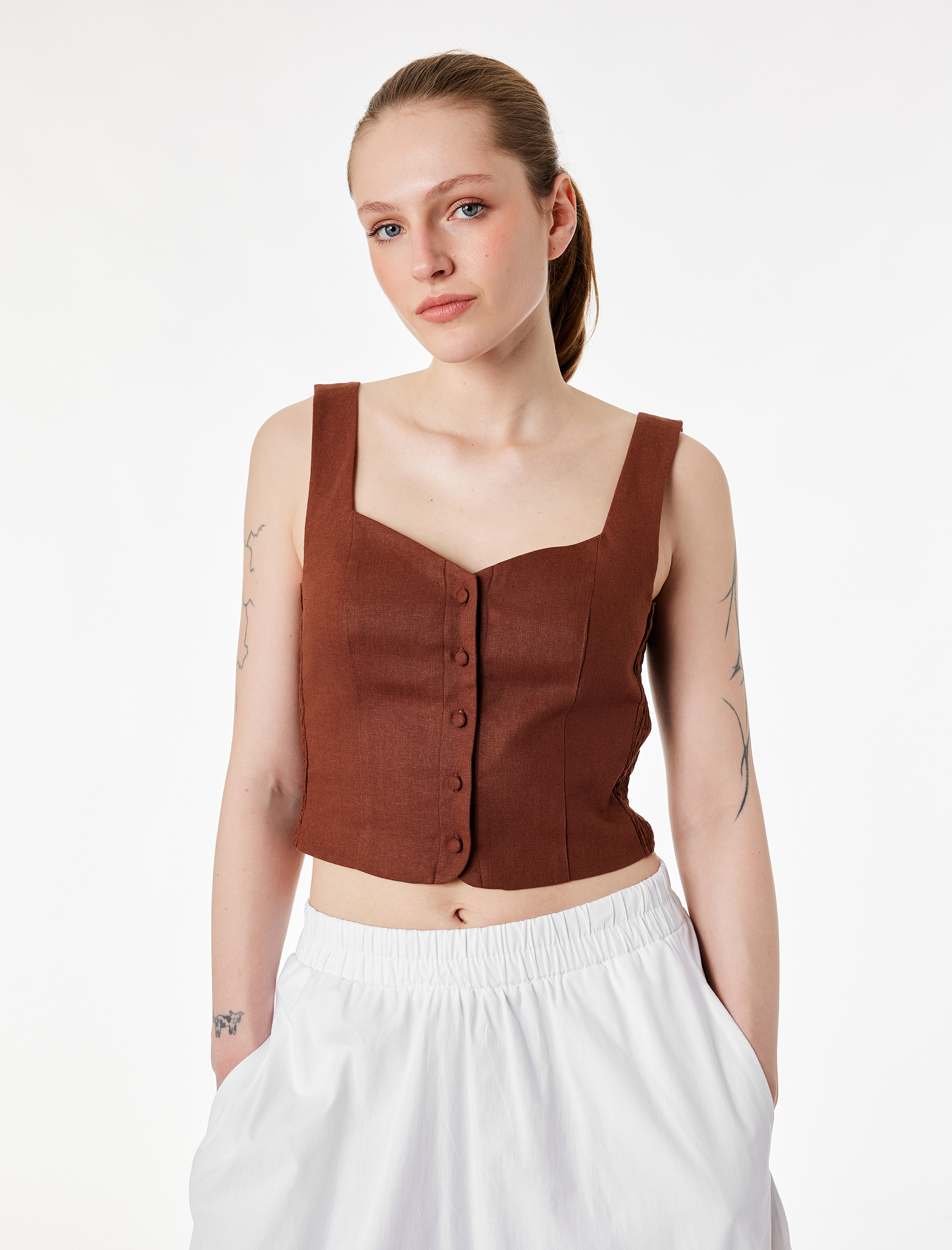   Slim Fit Kalın Askılı Yanları Gipe Detaylı Düğmeli Crop Keten Yelek