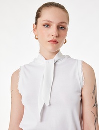 Dantel Detaylı Bisiklet Yaka Kolsuz Triko Bluz