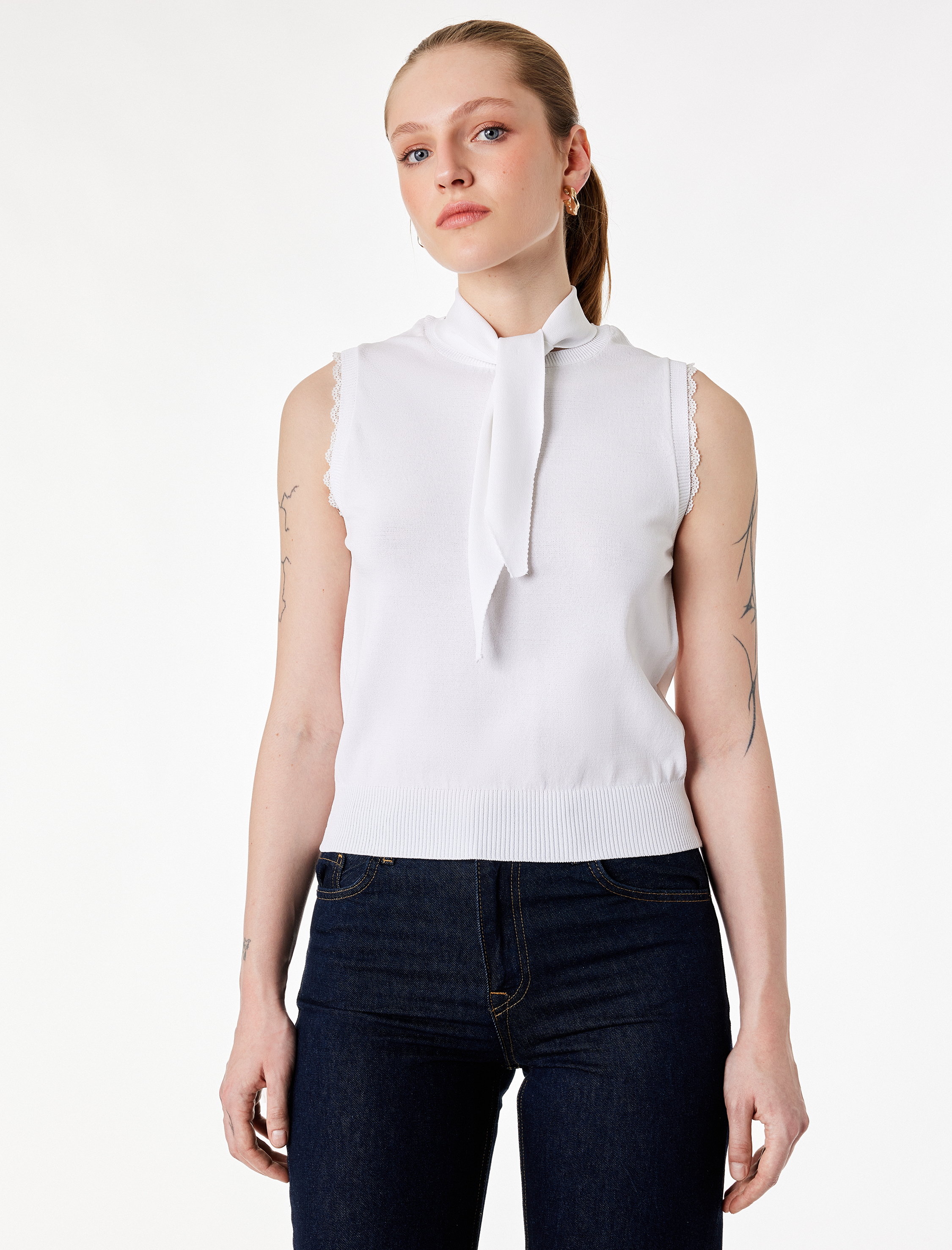   Dantel Detaylı Bisiklet Yaka Kolsuz Triko Bluz