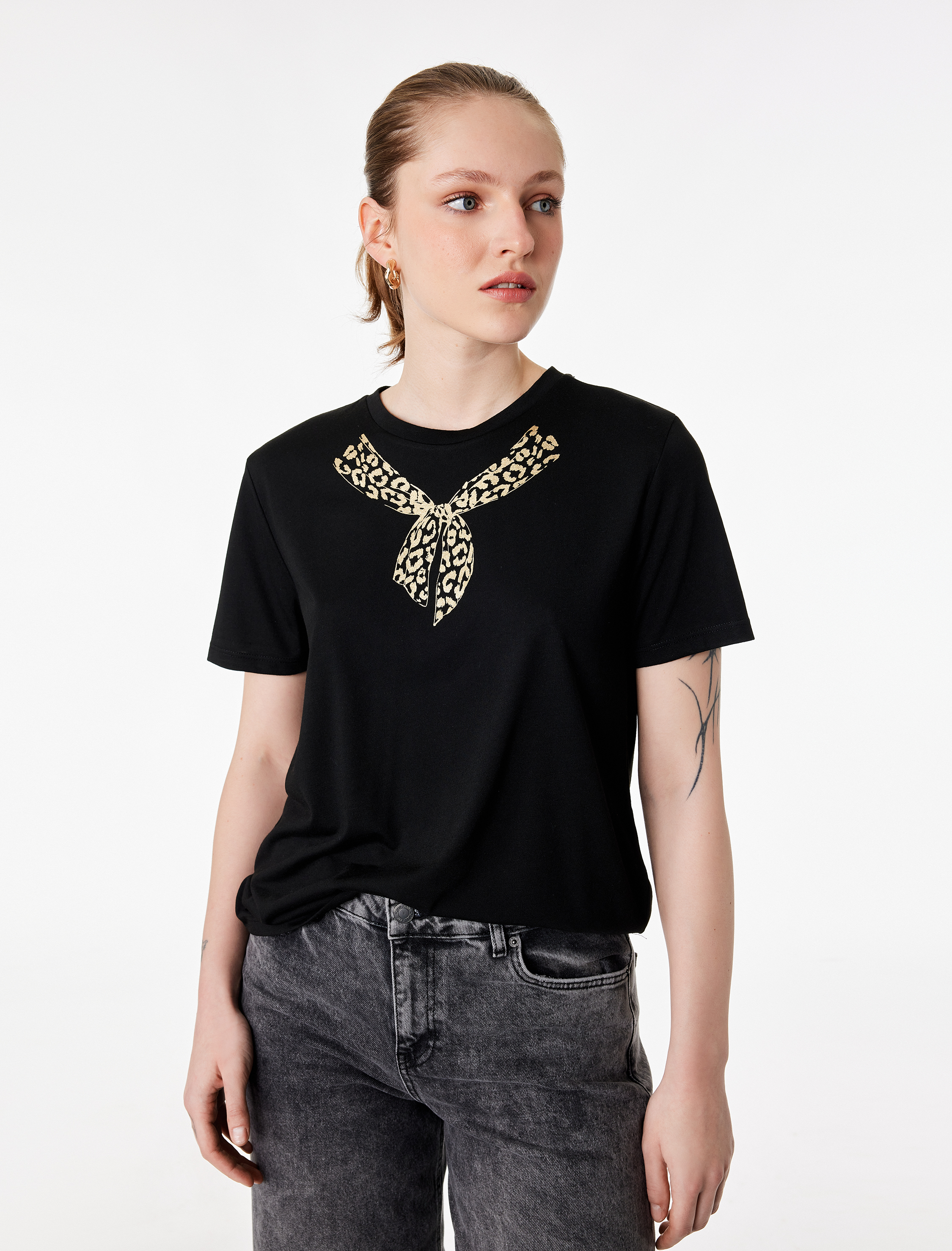   Kısa Kollu Bisiklet Yaka Leoparlı Fular Baskı Detaylı Tişört