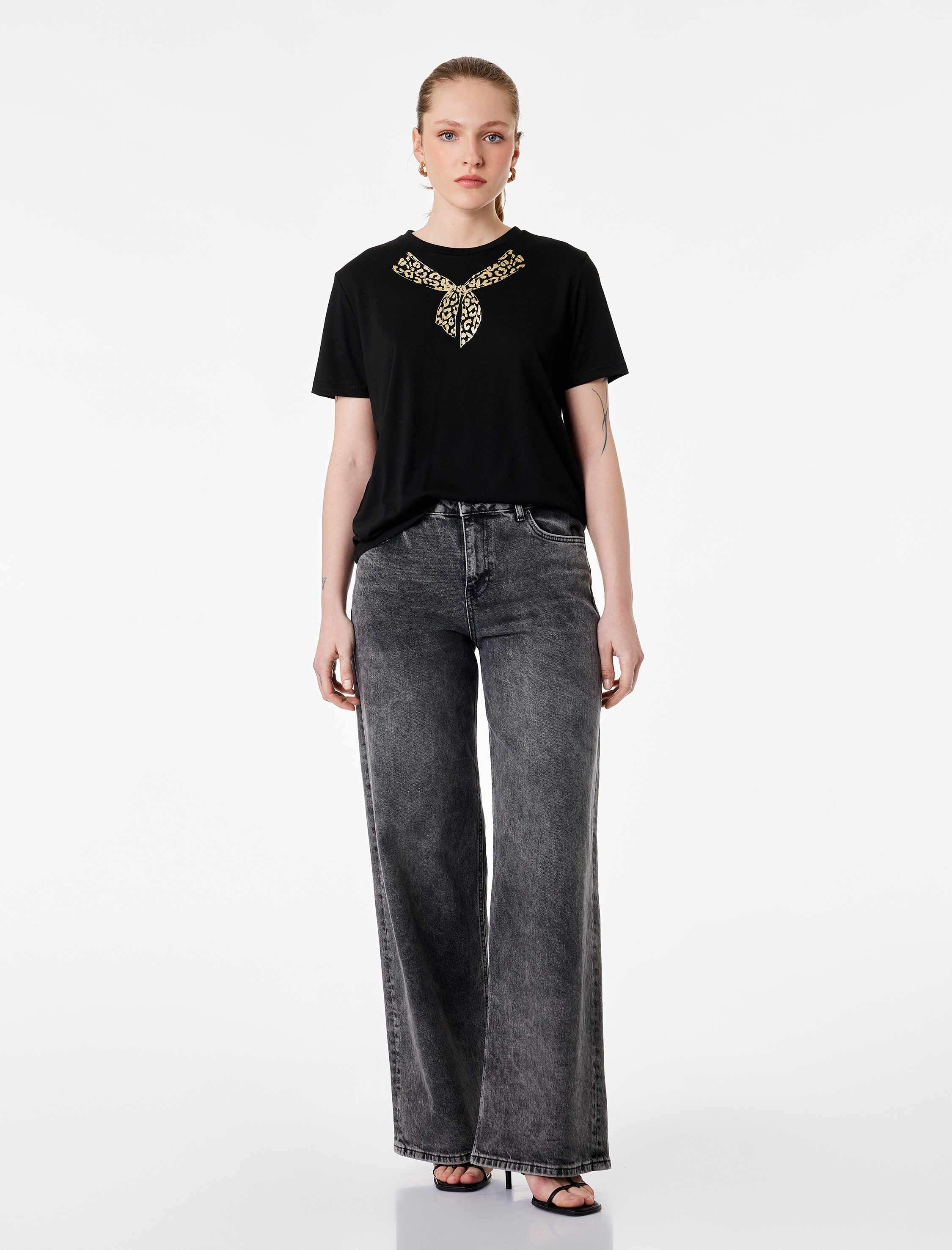   Kısa Kollu Bisiklet Yaka Leoparlı Fular Baskı Detaylı Tişört