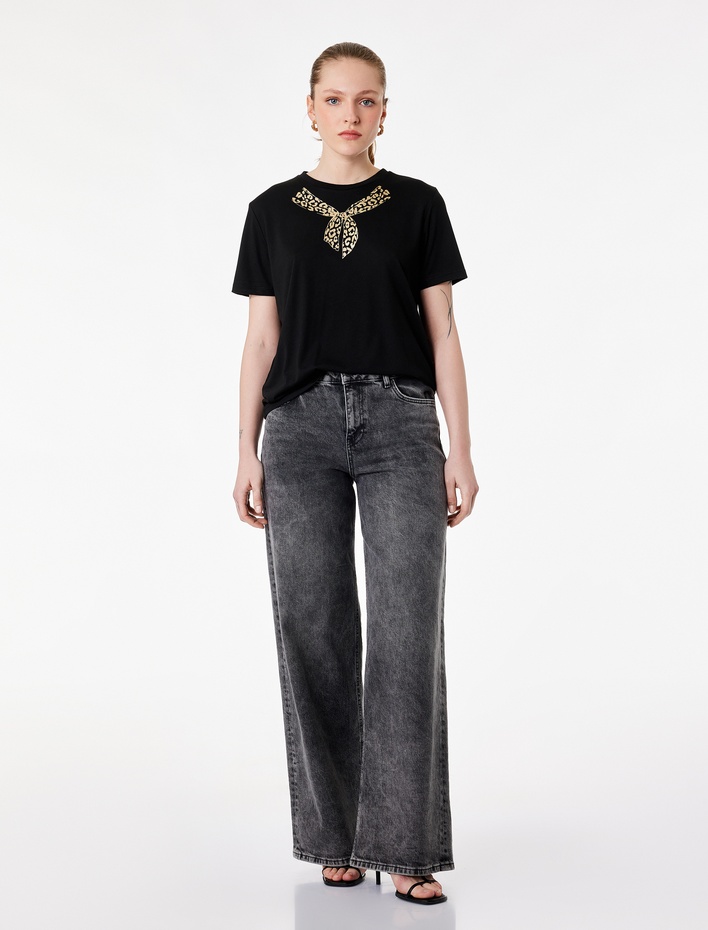  Kısa Kollu Bisiklet Yaka Leoparlı Fular Baskı Detaylı Tişört