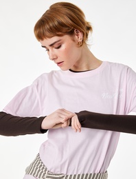 Rahat Kalıp Kısa Kollu Bisiklet Yaka Arkası Baskılı Pamuklu Tişört