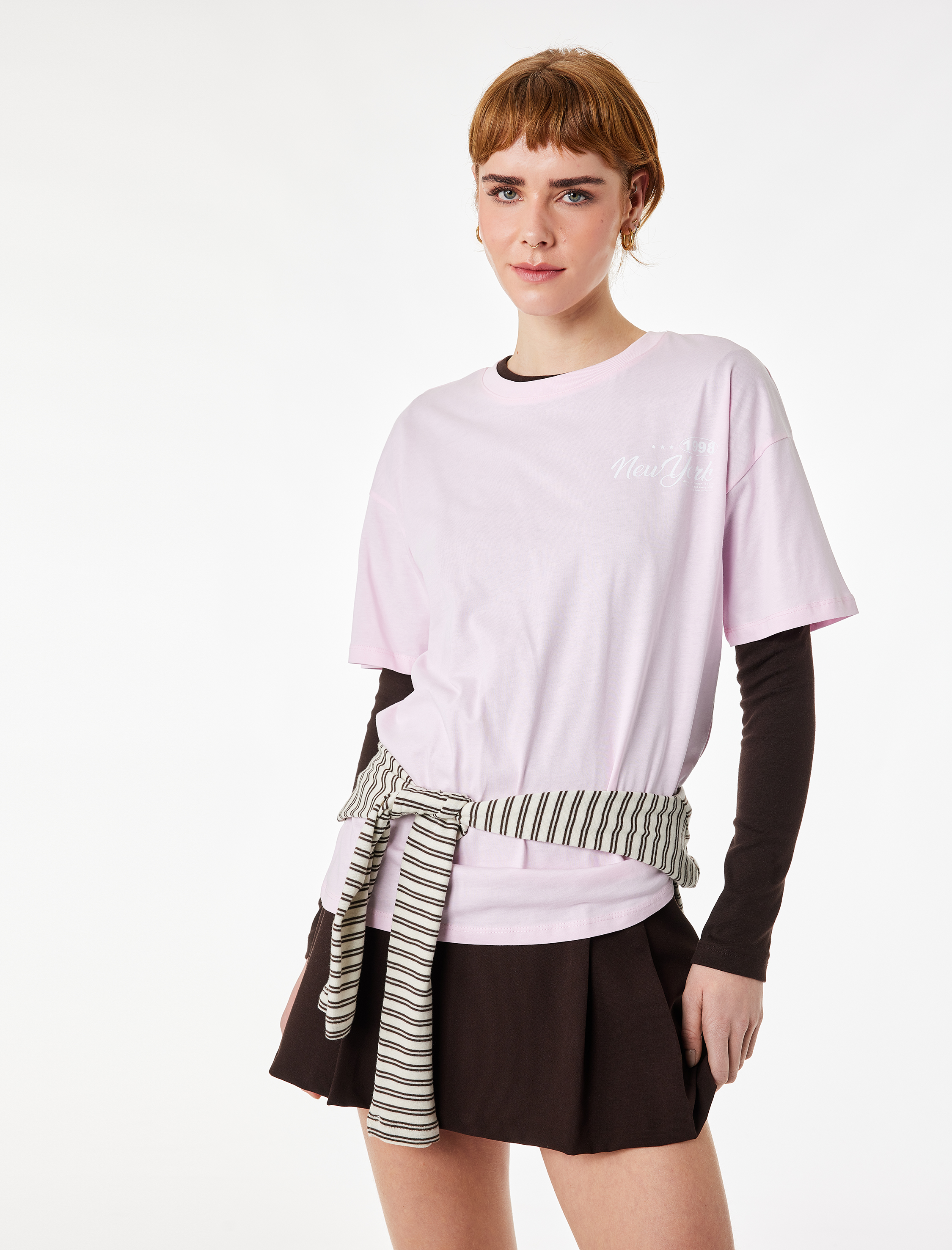   Rahat Kalıp Kısa Kollu Bisiklet Yaka Arkası Baskılı Pamuklu Tişört