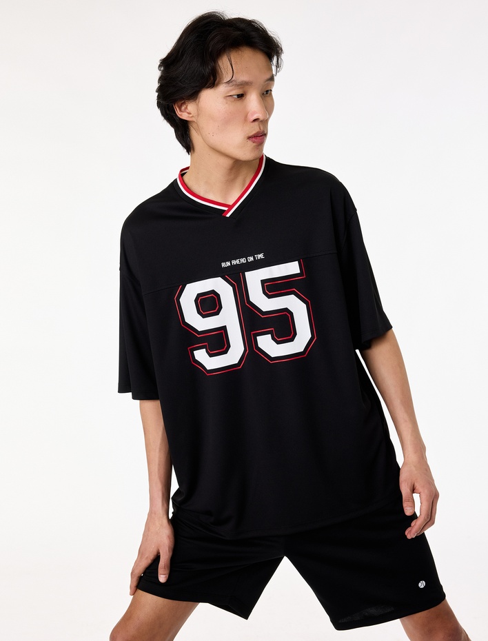  Oversize Yarım Kollu V Yaka Baskılı Spor Tişört