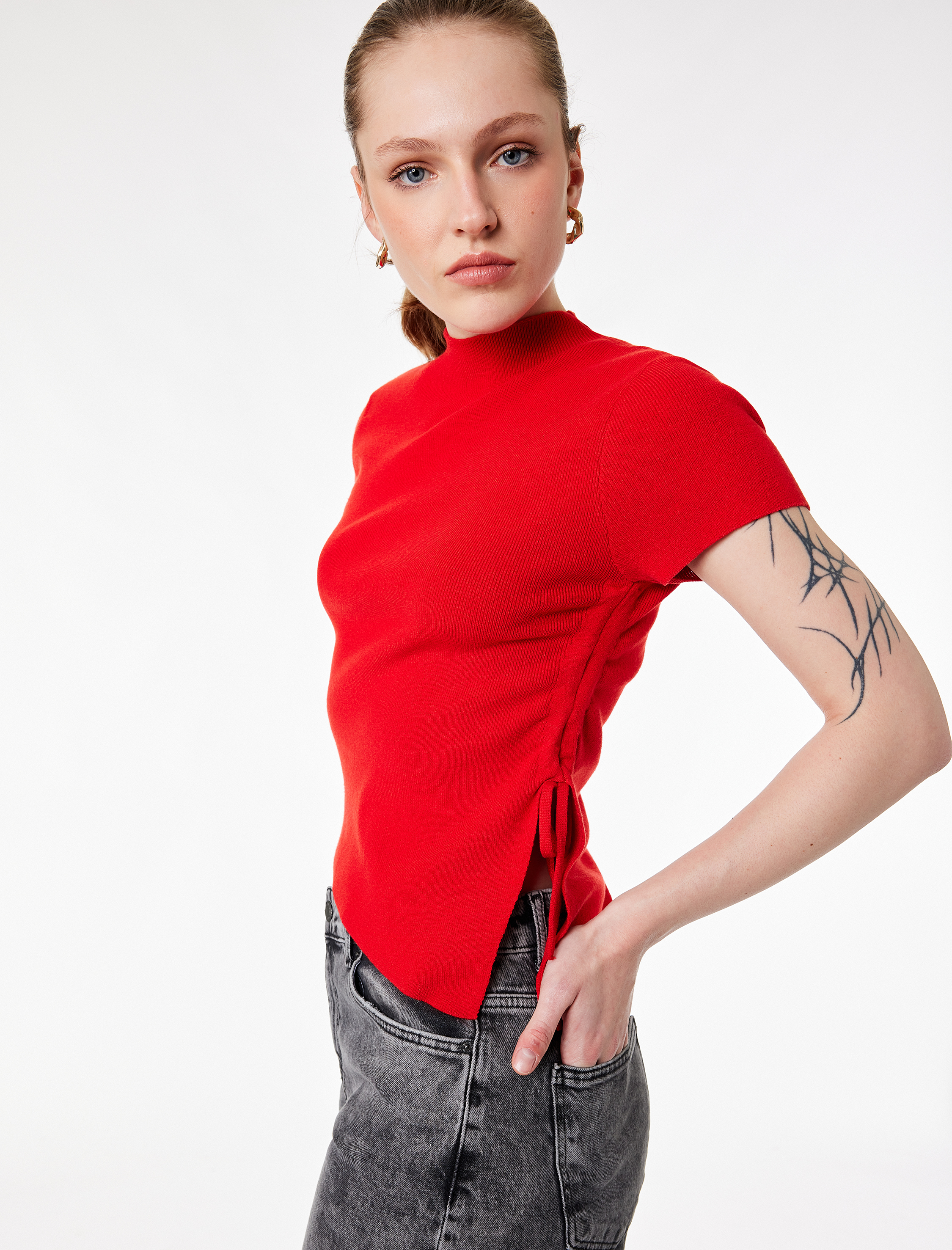   Asimetrik Kesim Büzgülü Kısa Kollu Arkası Düğme Detaylı Dik Yaka Triko Tişört