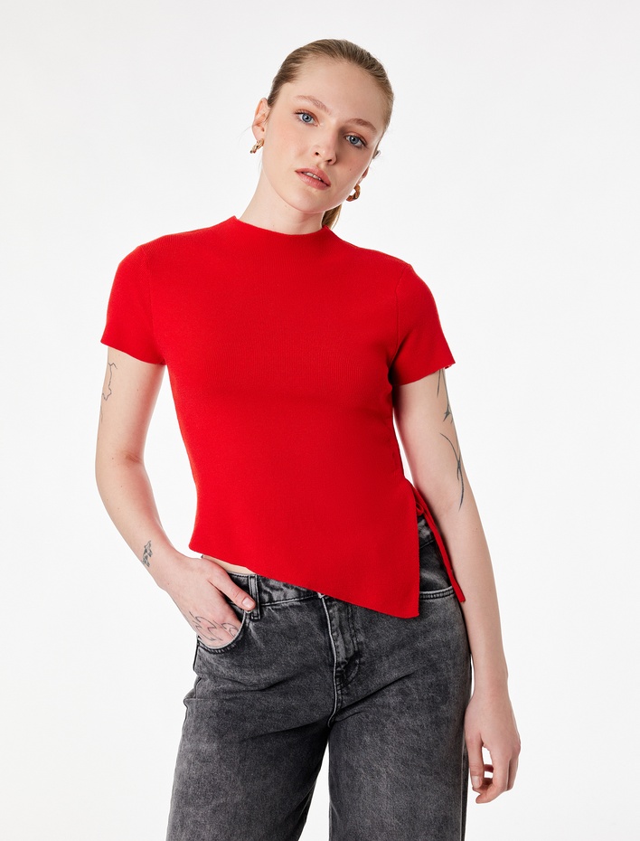  Asimetrik Kesim Büzgülü Kısa Kollu Arkası Düğme Detaylı Dik Yaka Triko Tişört