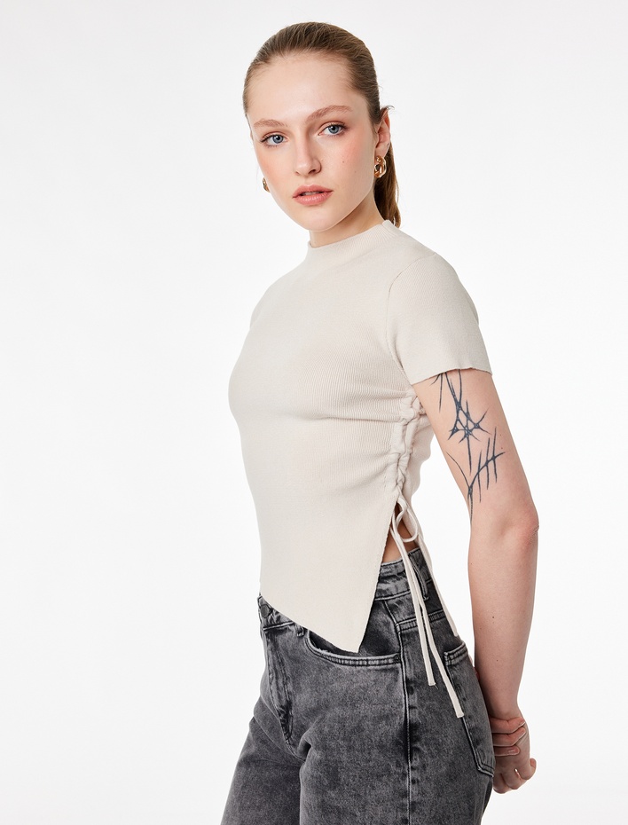  Asimetrik Kesim Kısa Kollu Bisiklet Yaka Büzgülü Triko Tişört