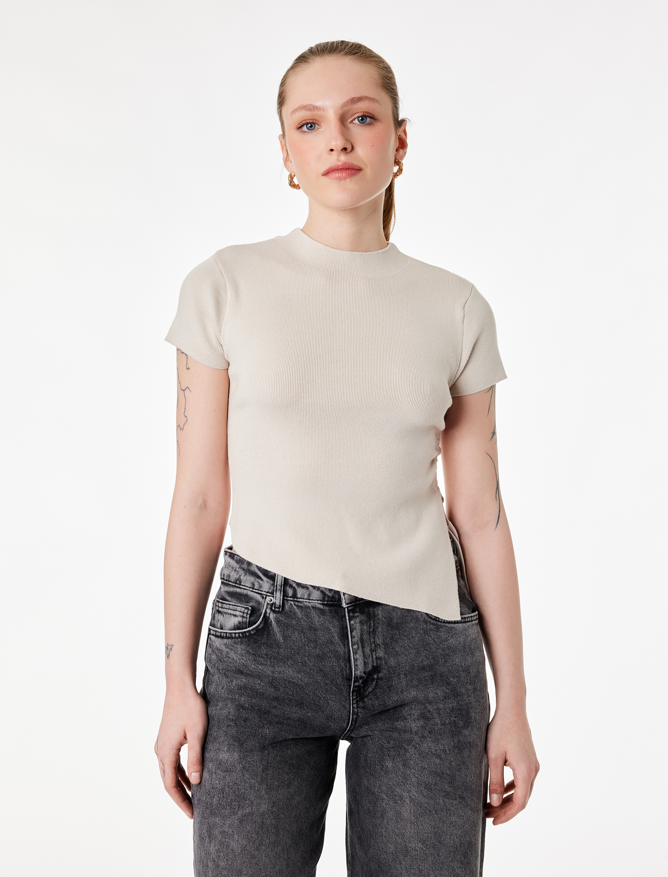   Asimetrik Kesim Kısa Kollu Bisiklet Yaka Büzgülü Triko Tişört