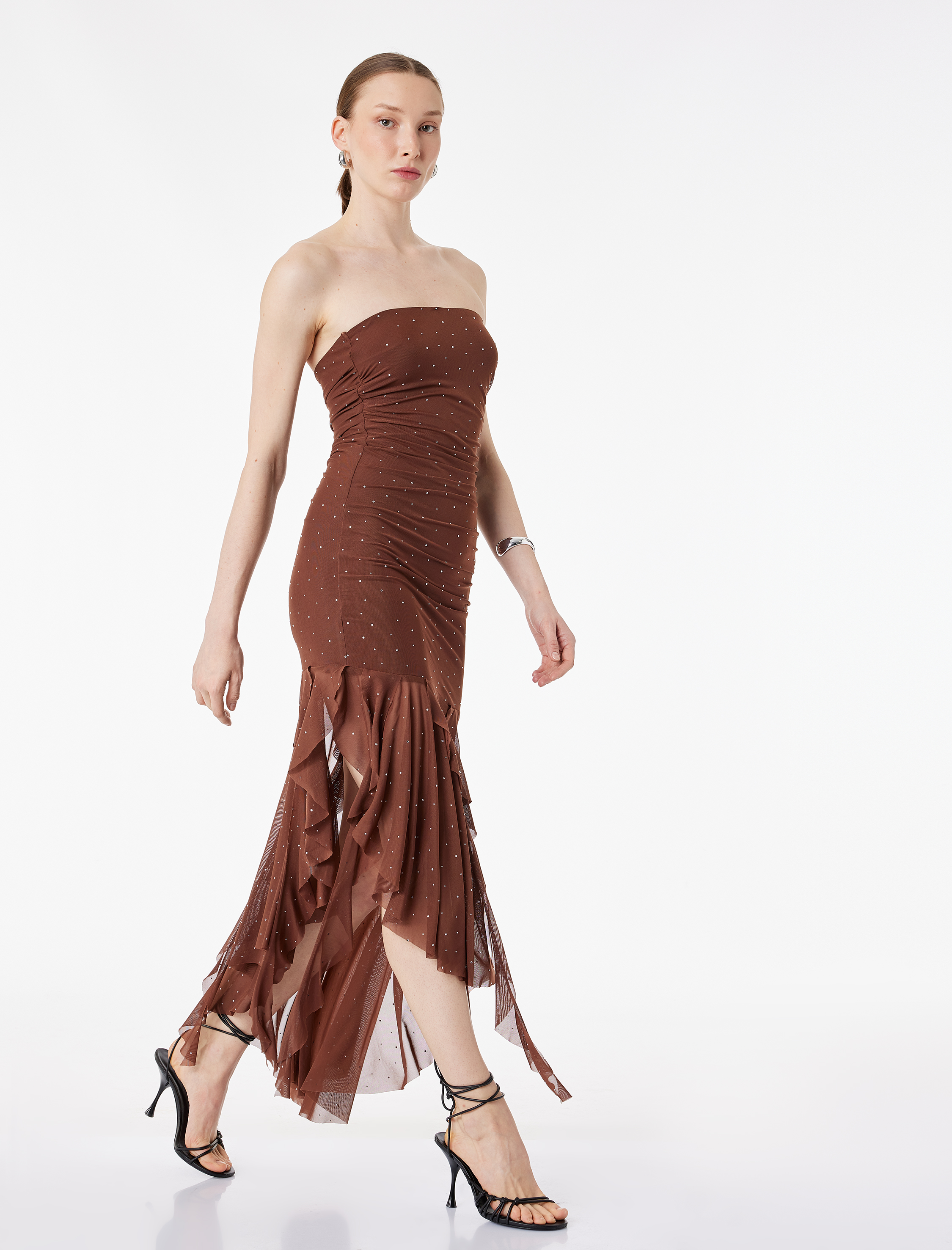   Straplez Yaka Taşlı Asimetrik Kolsuz Drapeli Volanlı Midi Tül Abiye Elbise