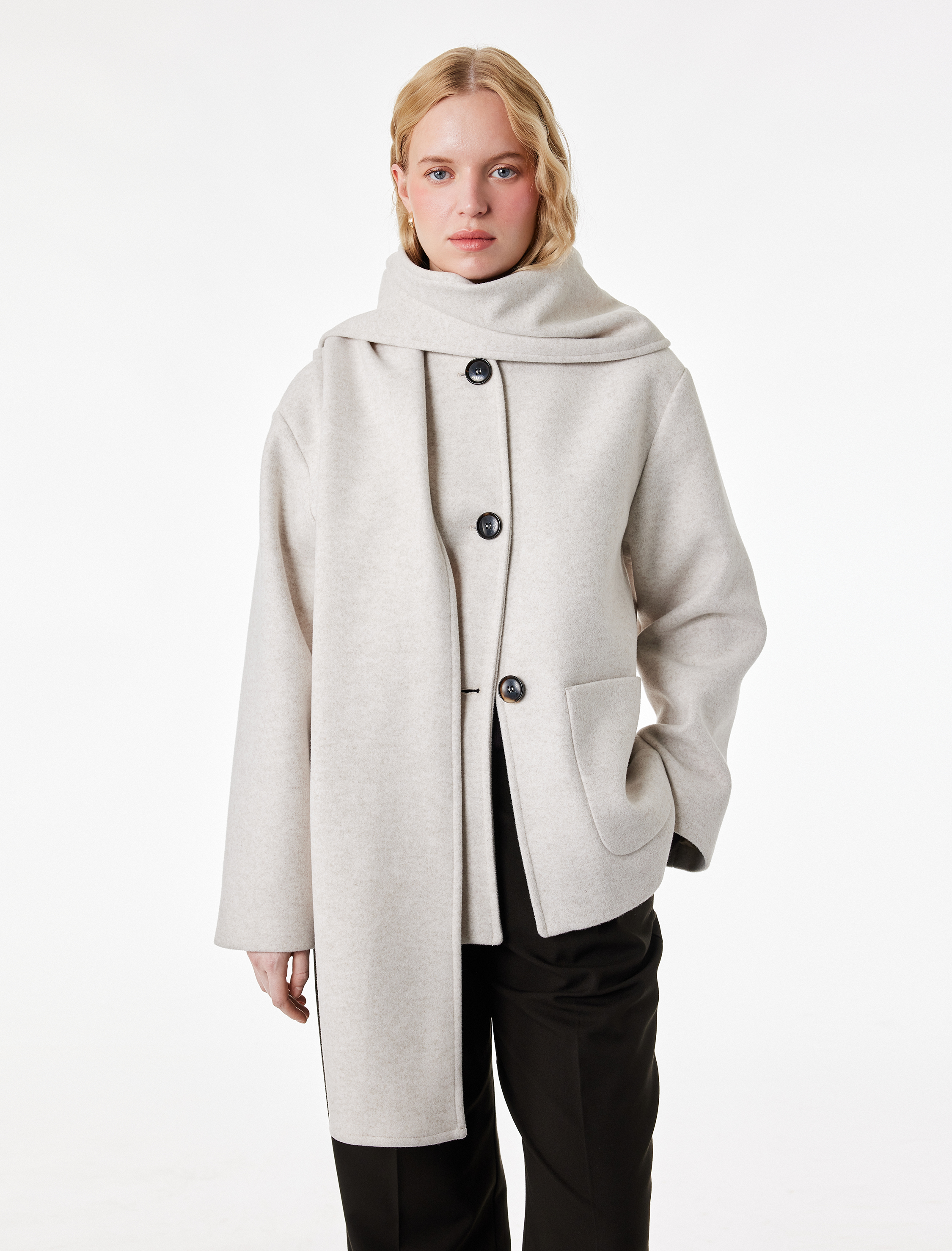   Uzun Kollu Düğmeli Cepli Atkılı Kaşe Ceket