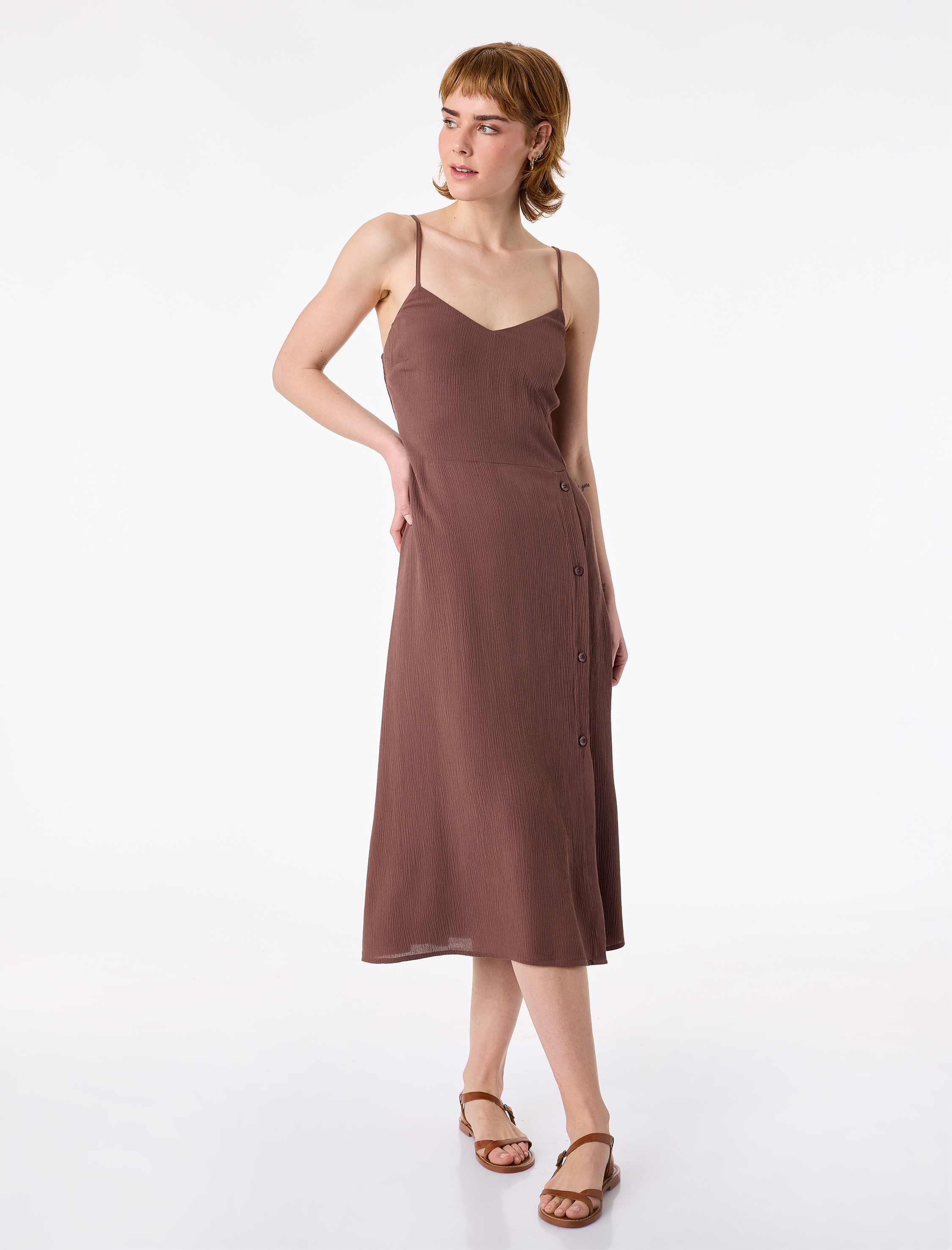   Viskon Crinkle Kumaş İp Askılı Düğme Detaylı V Yaka Kolsuz Midi Elbise