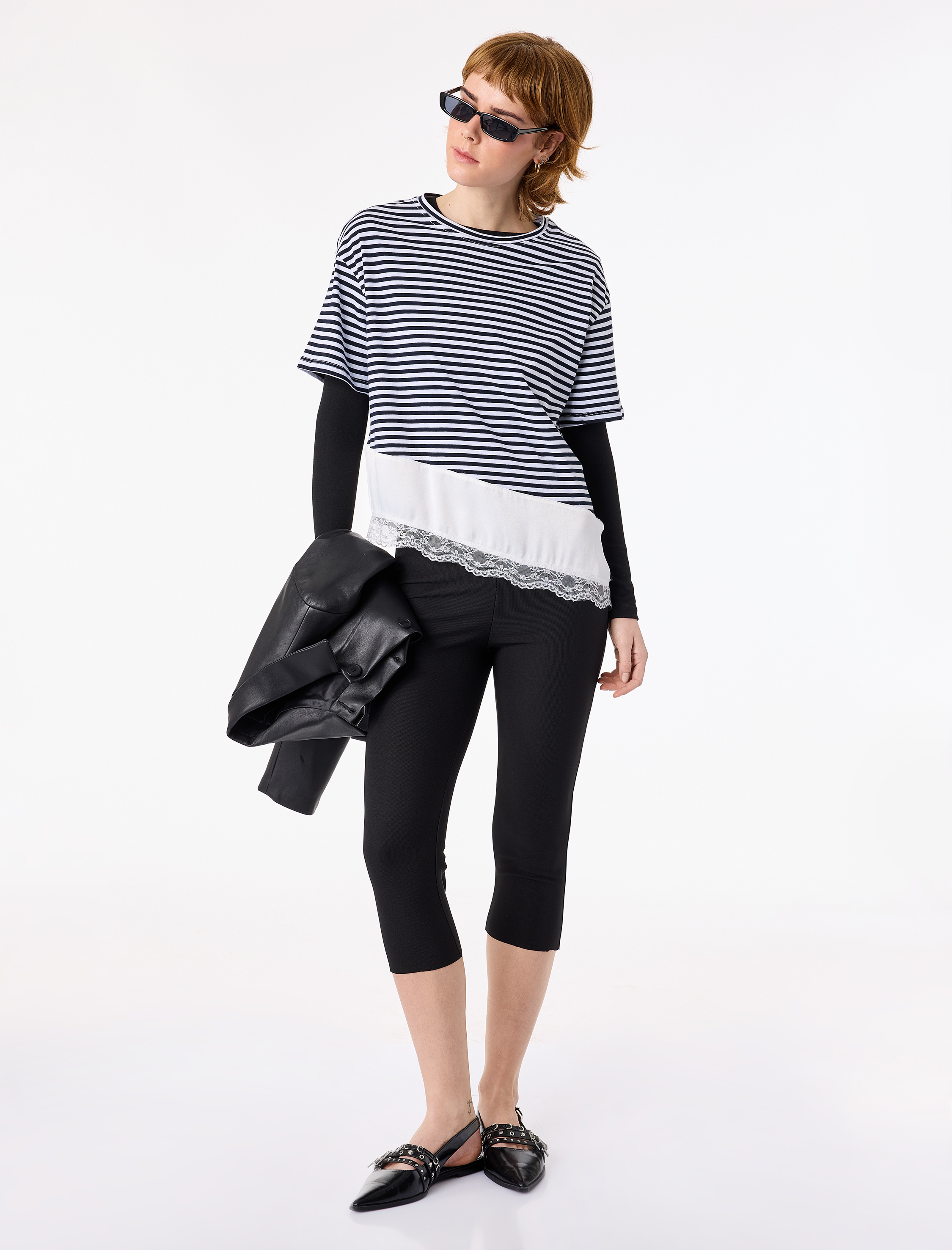   Bisiklet Yaka Kısa Kollu Asimetrik Kesim Dantel Detaylı Tişört