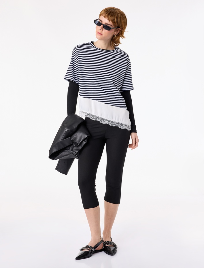 Bisiklet Yaka Kısa Kollu Asimetrik Kesim Dantel Detaylı Tişört