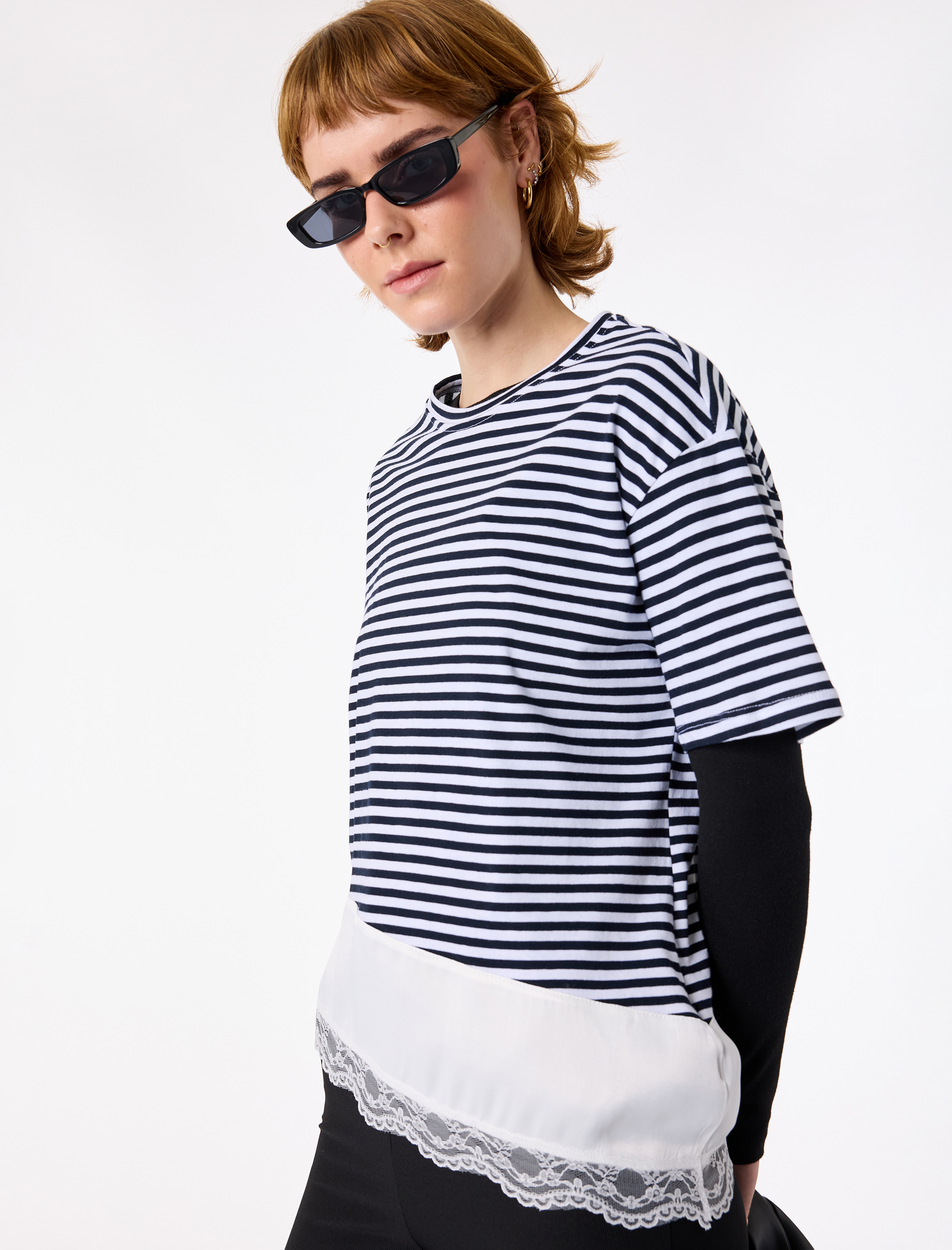   Bisiklet Yaka Kısa Kollu Asimetrik Kesim Dantel Detaylı Tişört