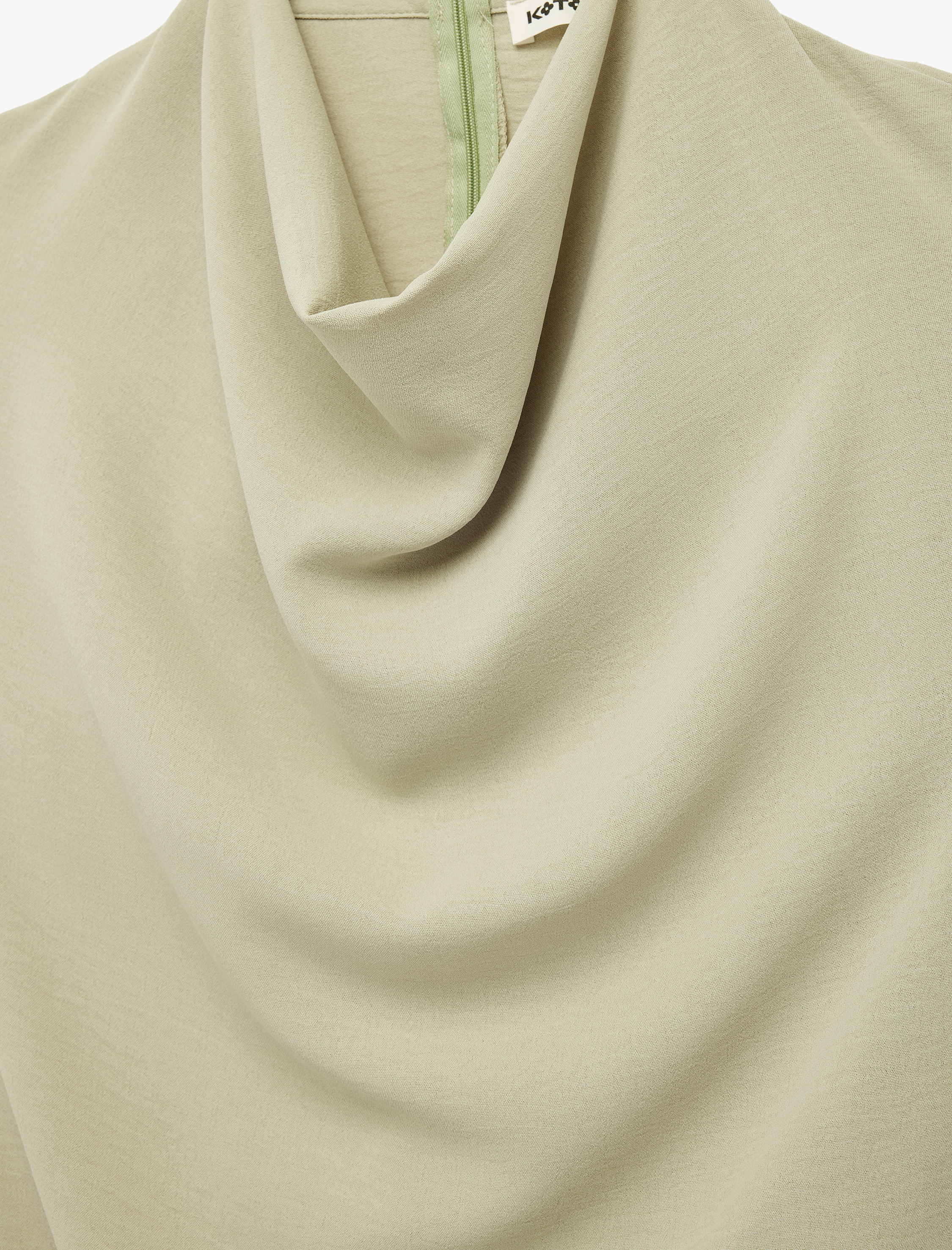   Aerobin Kumaş Dökümlü Yaka Kolsuz Bluz