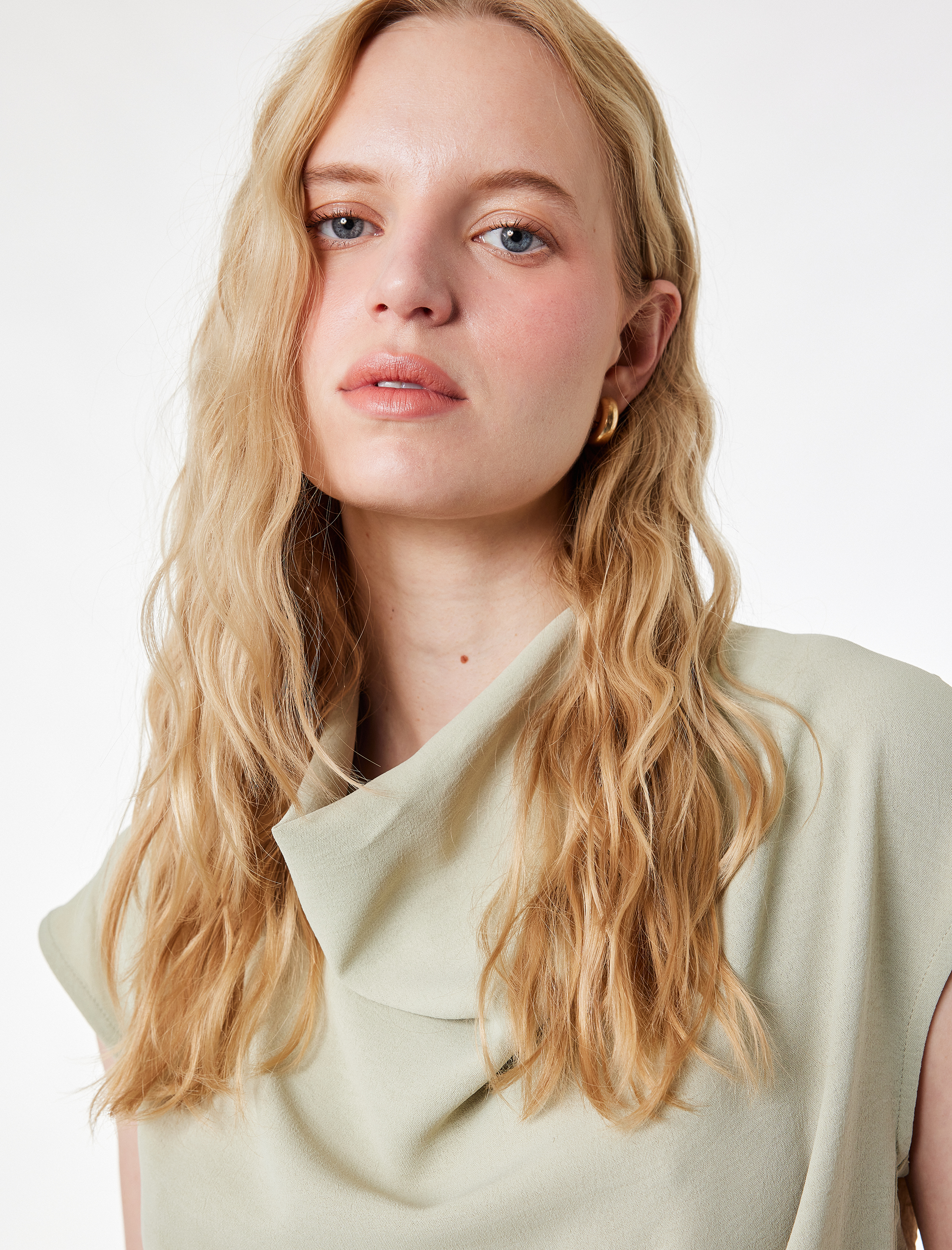   Aerobin Kumaş Dökümlü Yaka Kolsuz Bluz