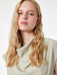 Aerobin Kumaş Dökümlü Yaka Kolsuz Bluz