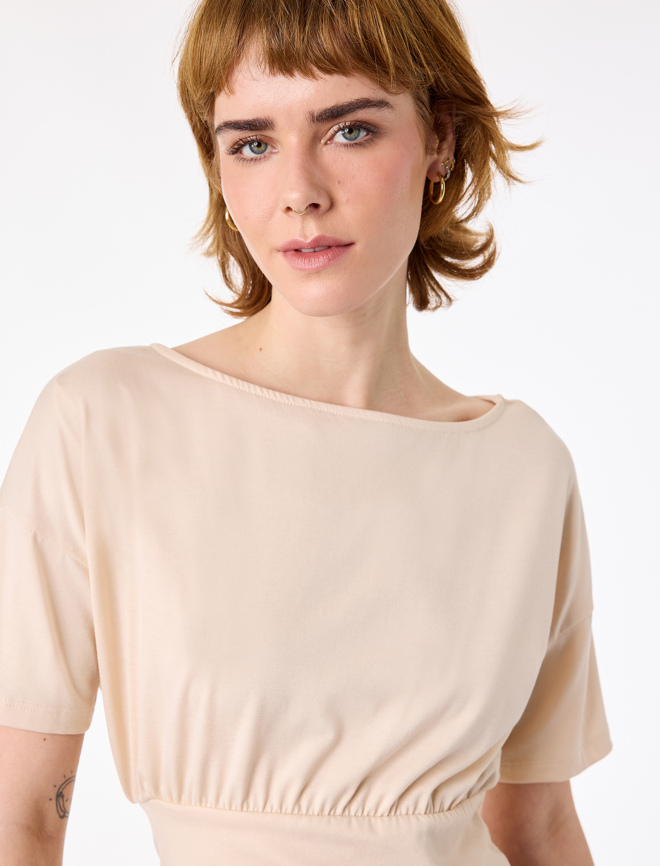   Kısa Kollu Viskon Karışımlı Kayık Yaka Crop Tişört