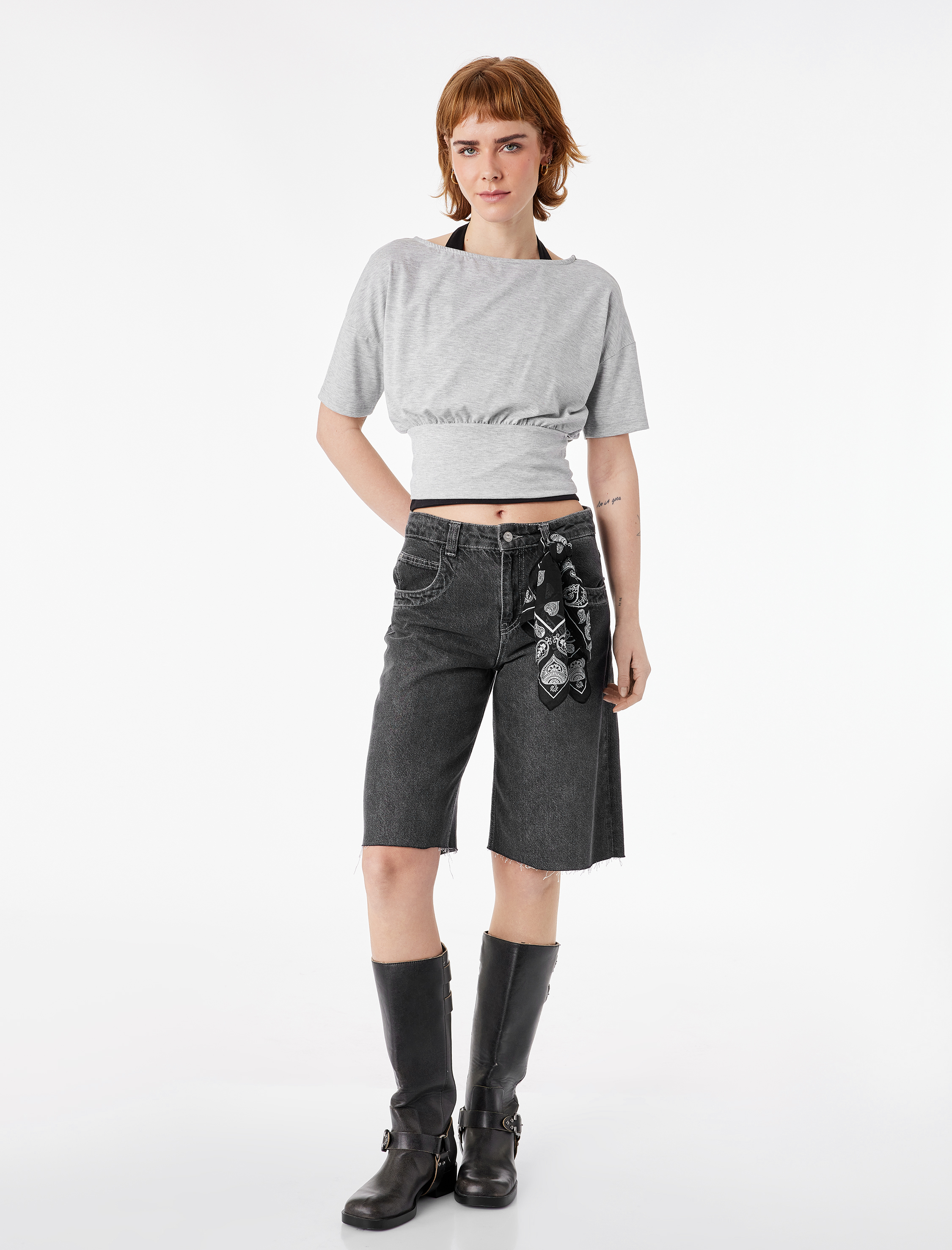   Kısa Kollu Viskon Karışımlı Kayık Yaka Crop Tişört