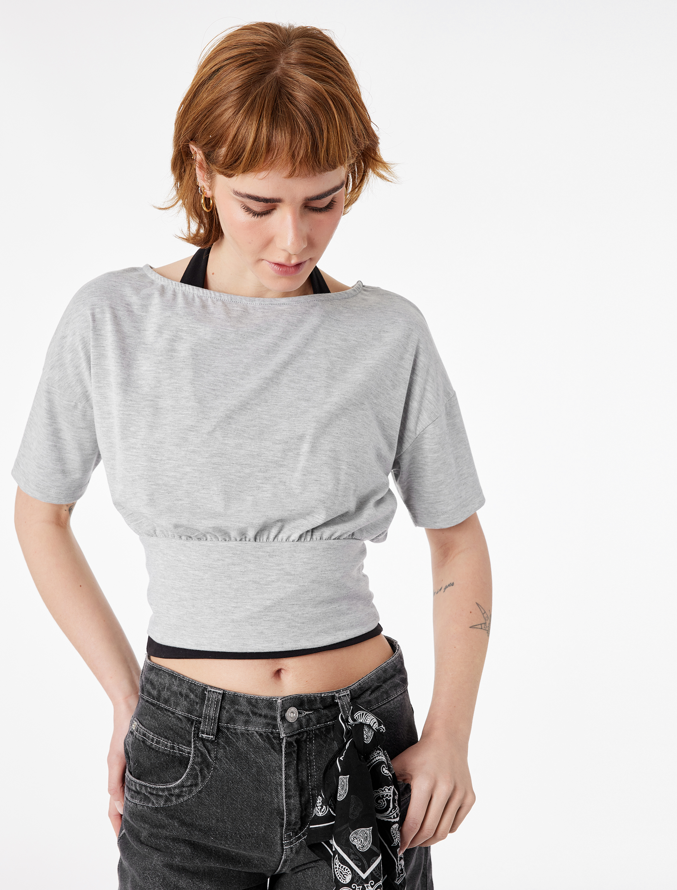   Kısa Kollu Viskon Karışımlı Kayık Yaka Crop Tişört