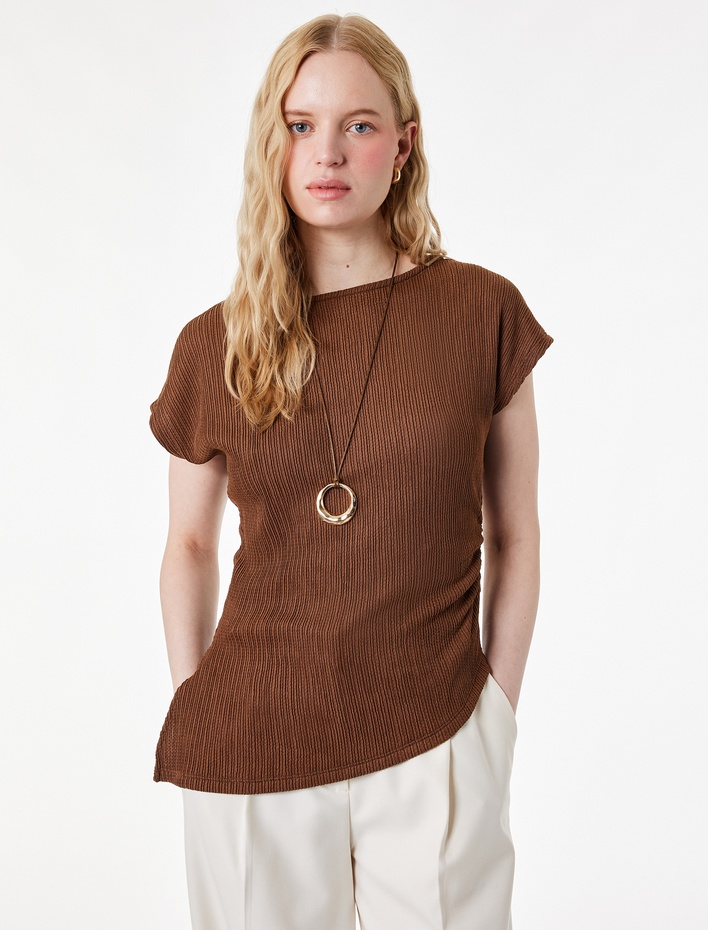  Drape Detaylı Kayık Yuvarlak Yaka Kolsuz Desenli Bluz