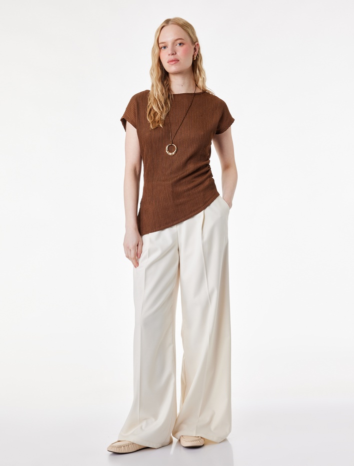  Drape Detaylı Kayık Yuvarlak Yaka Kolsuz Desenli Bluz