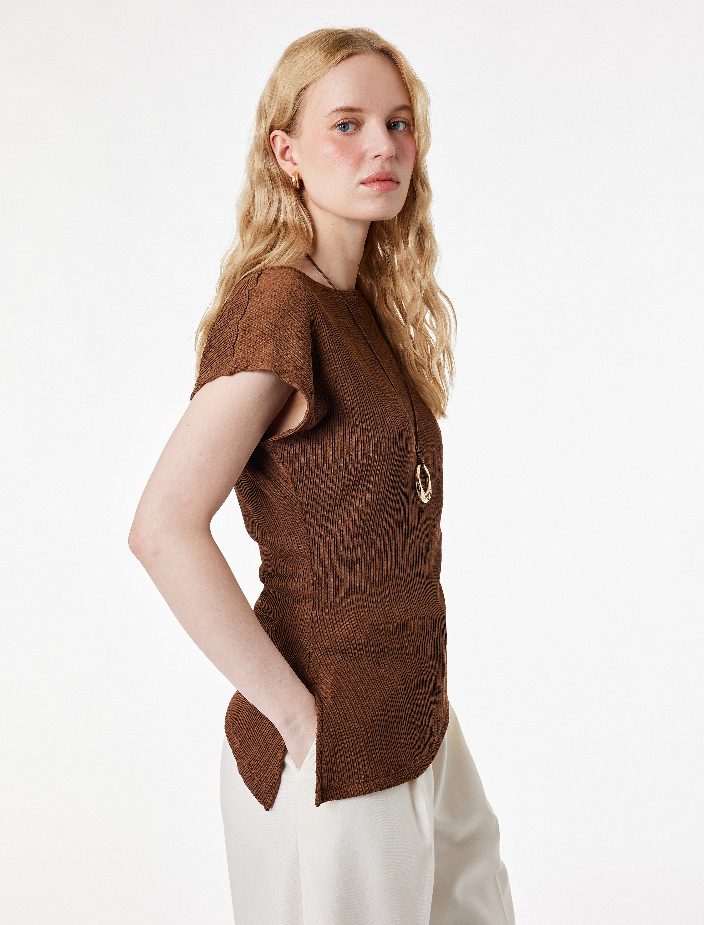   Drape Detaylı Kayık Yuvarlak Yaka Kolsuz Desenli Bluz