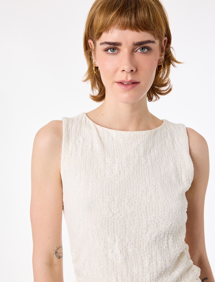  Slim Fit Büzgülü Kolsuz Kayık Yaka Dantel Bluz