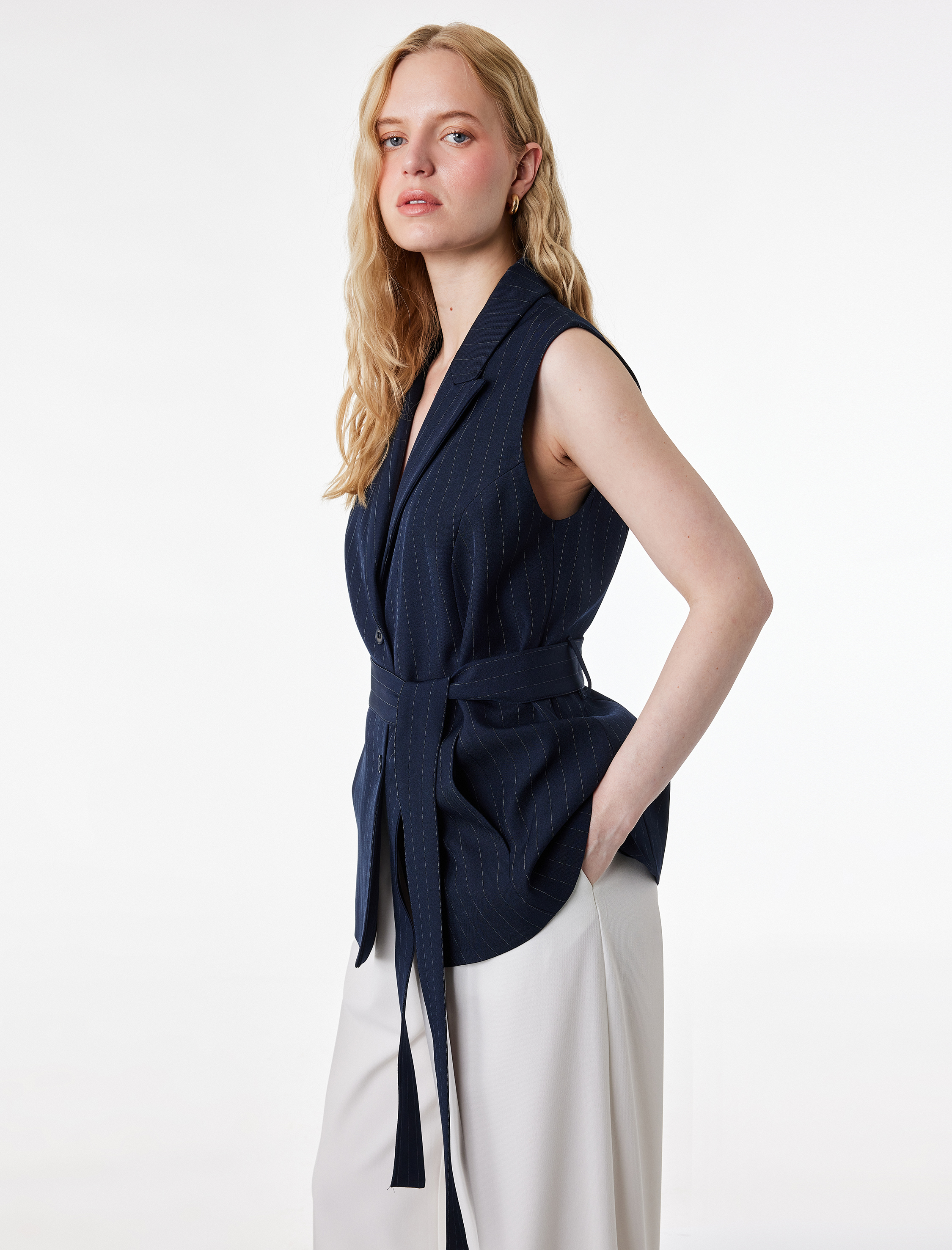   Geniş Yaka Düğmeli Kemer Detaylı Kolsuz Uzun Yelek