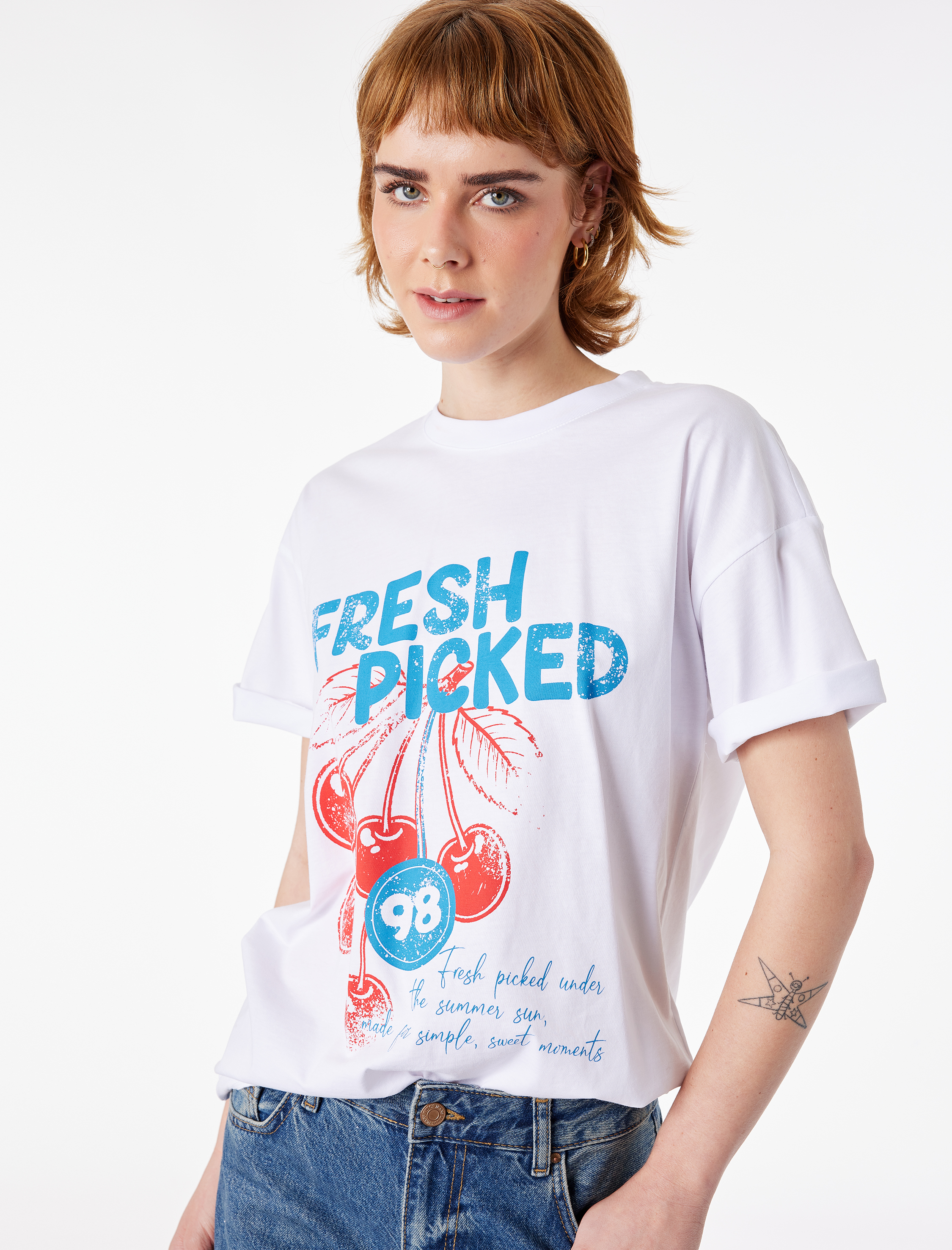   Rahat Kalıp Kısa Kollu Bisiklet Yaka Pamuklu Kiraz Baskılı Tişört