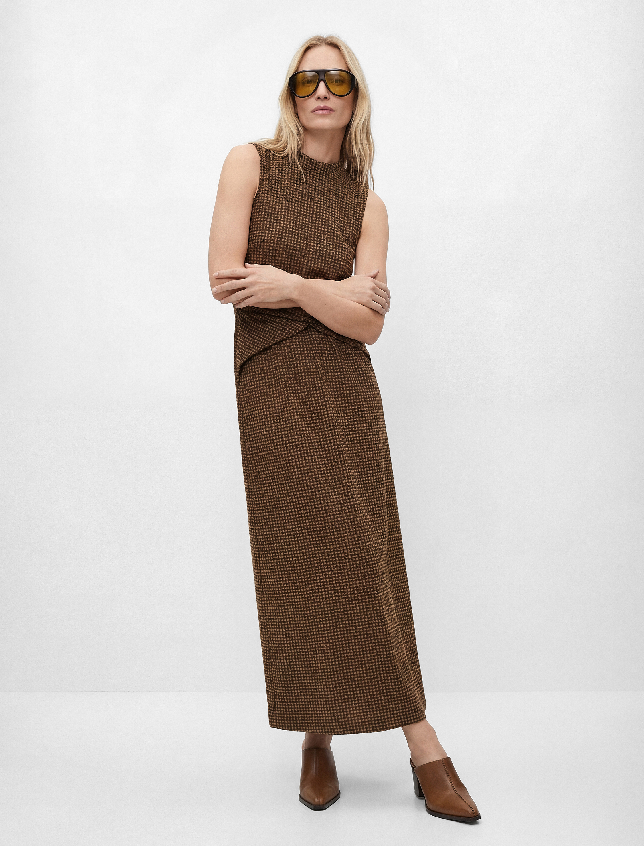   Bürümcük Kumaş Slim Fit Dik Yaka Kolsuz Düğüm Detaylı Kareli Midi Elbise