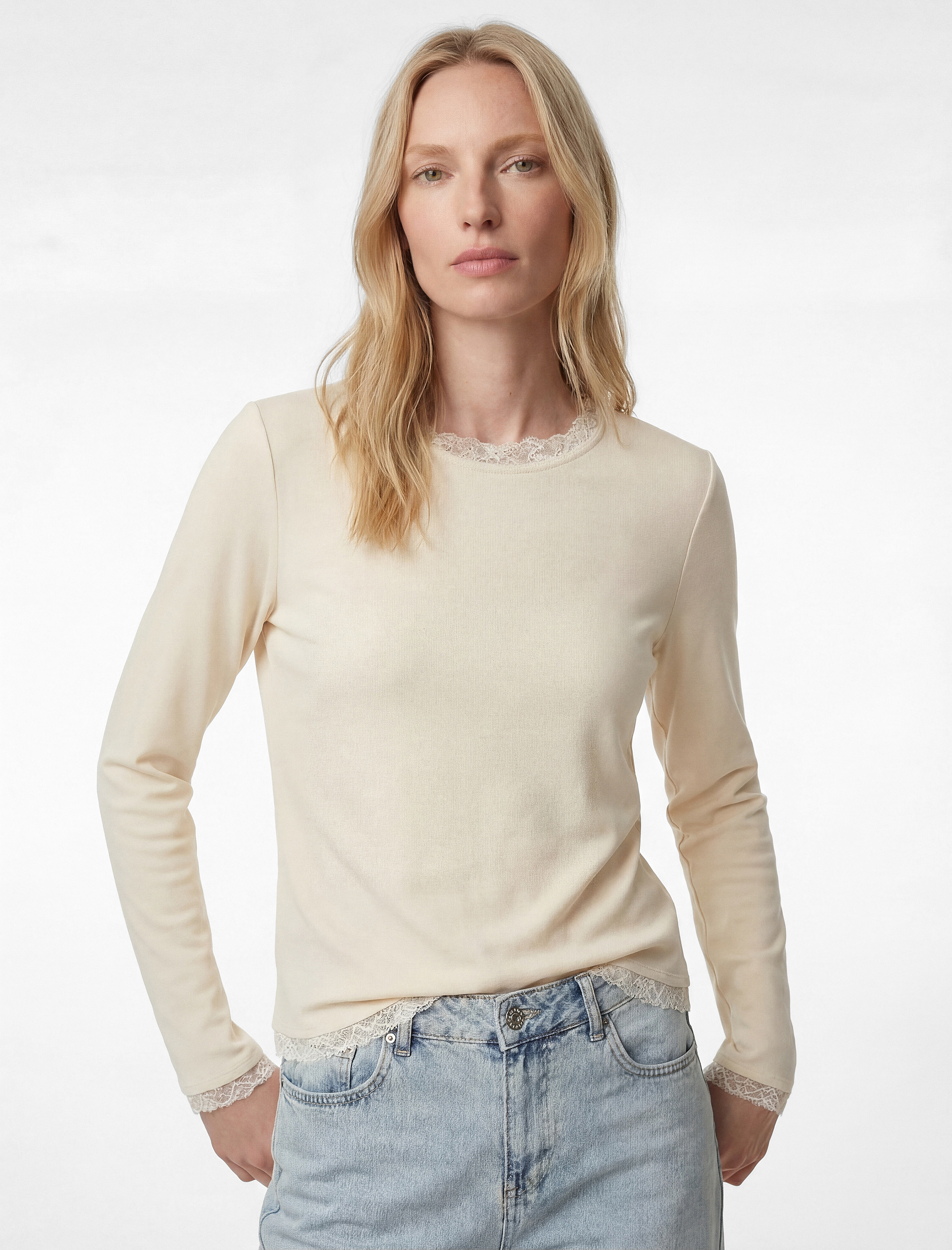   Uzun Kollu Yuvarlak Yaka Dantel Detaylı Triko Kazak